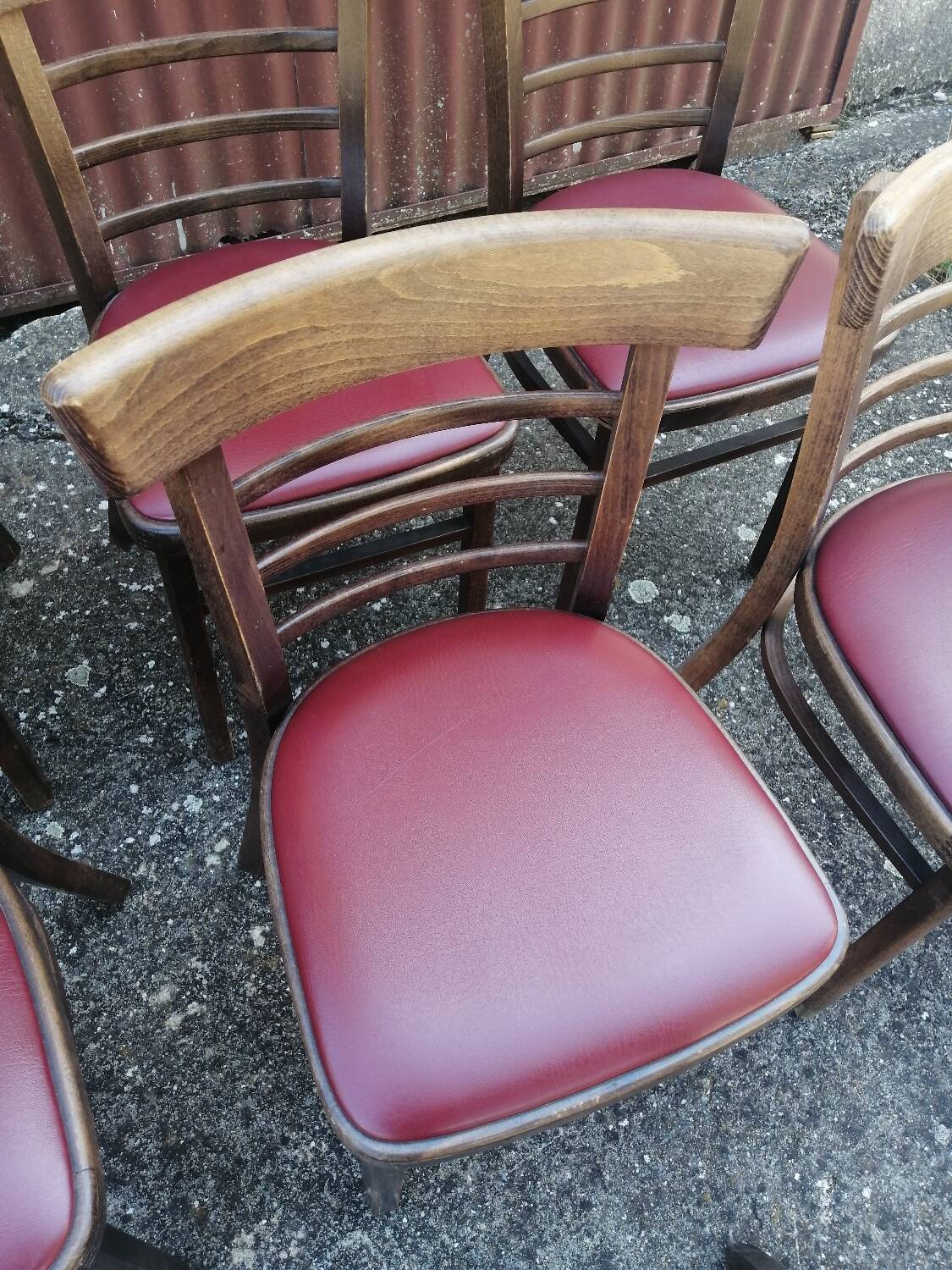 Lot de 12 chaises bistrot TON en bois et skaï rouge vintage.