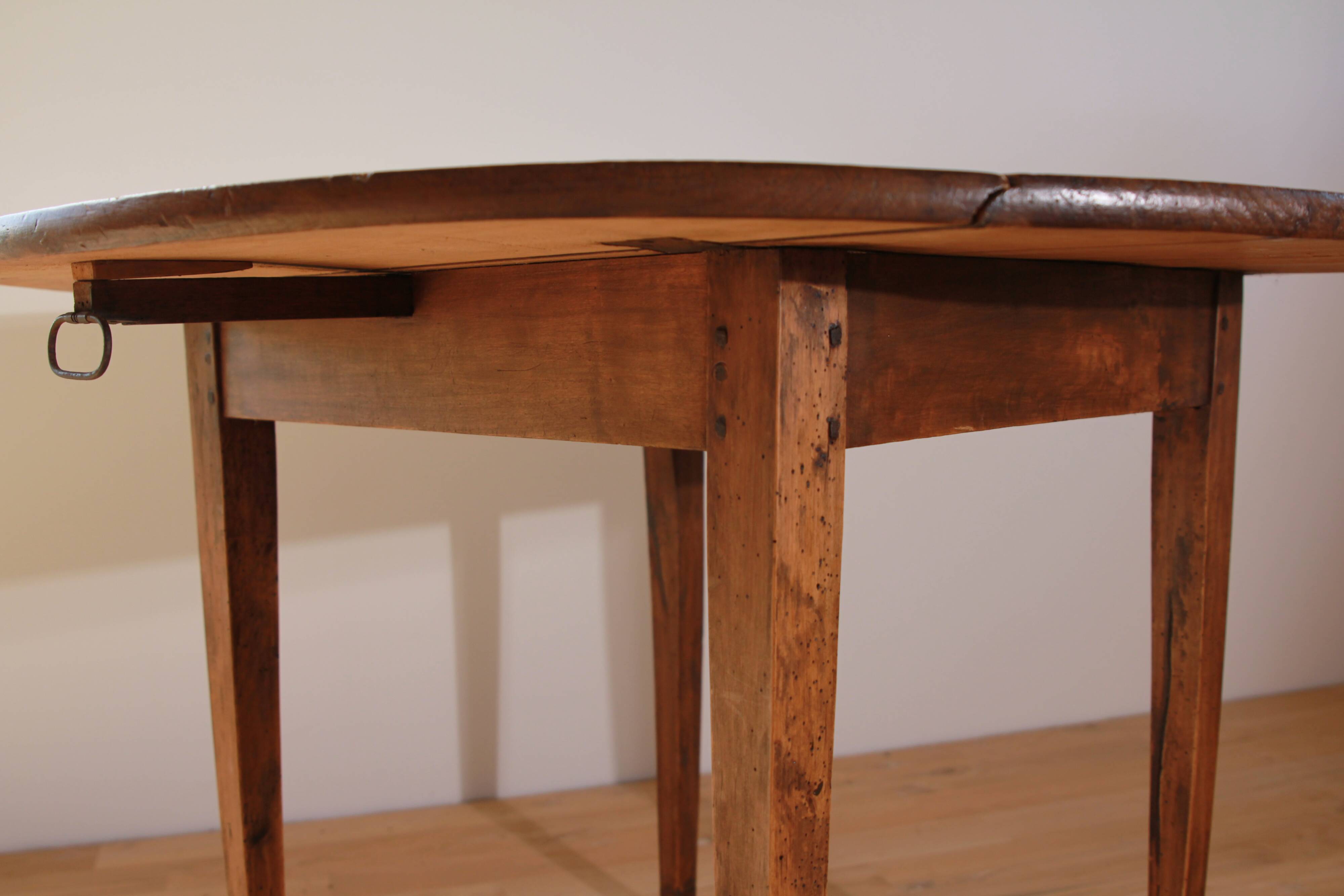Round table in raw wood