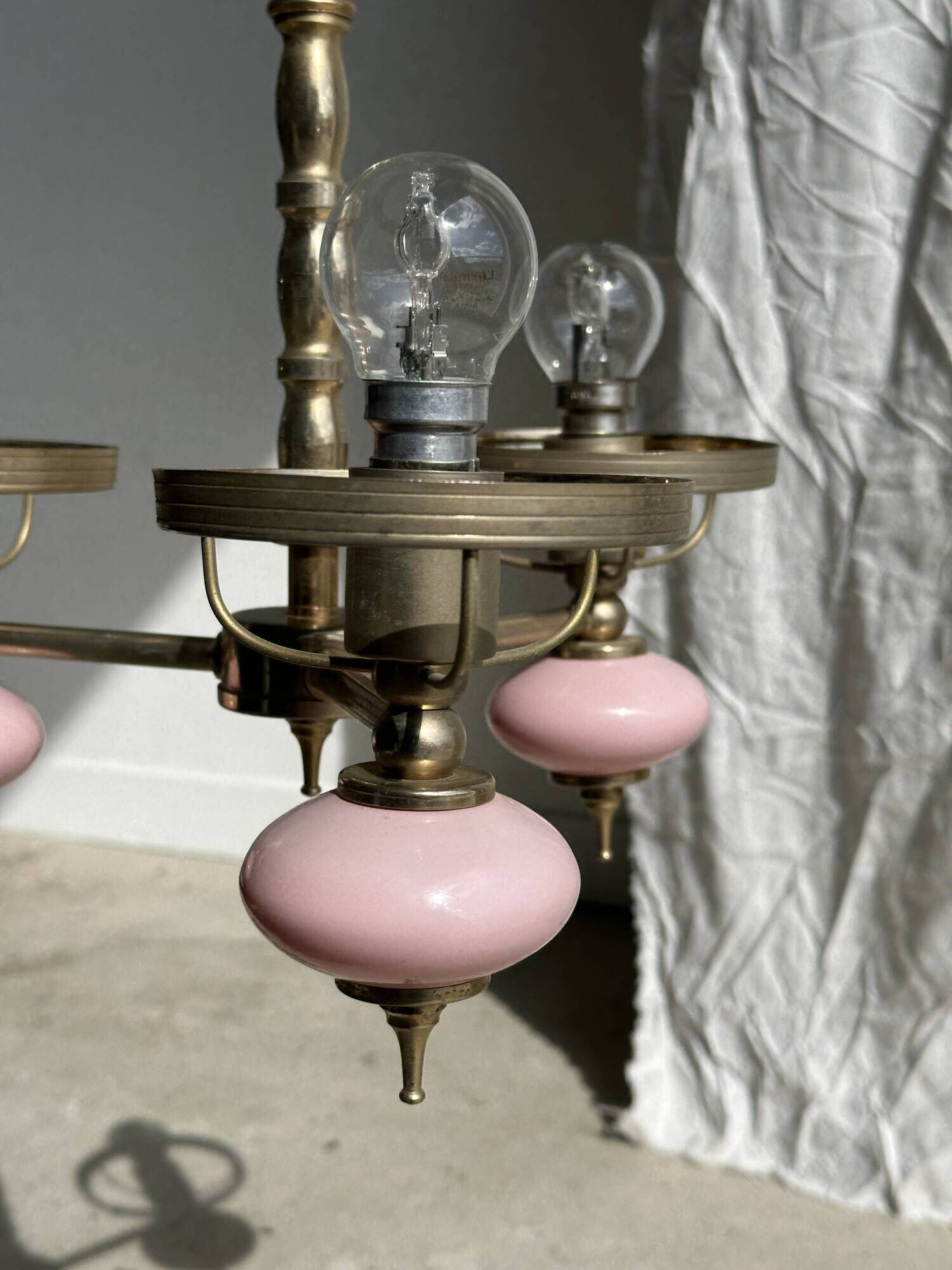 Petit lustre rose et doré à 3 bras de lumières