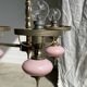 Petit lustre rose et doré à 3 bras de lumières