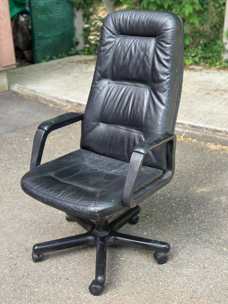 Fauteuil de bureau présidentiel ou de direction vintage en cuir noir 1990