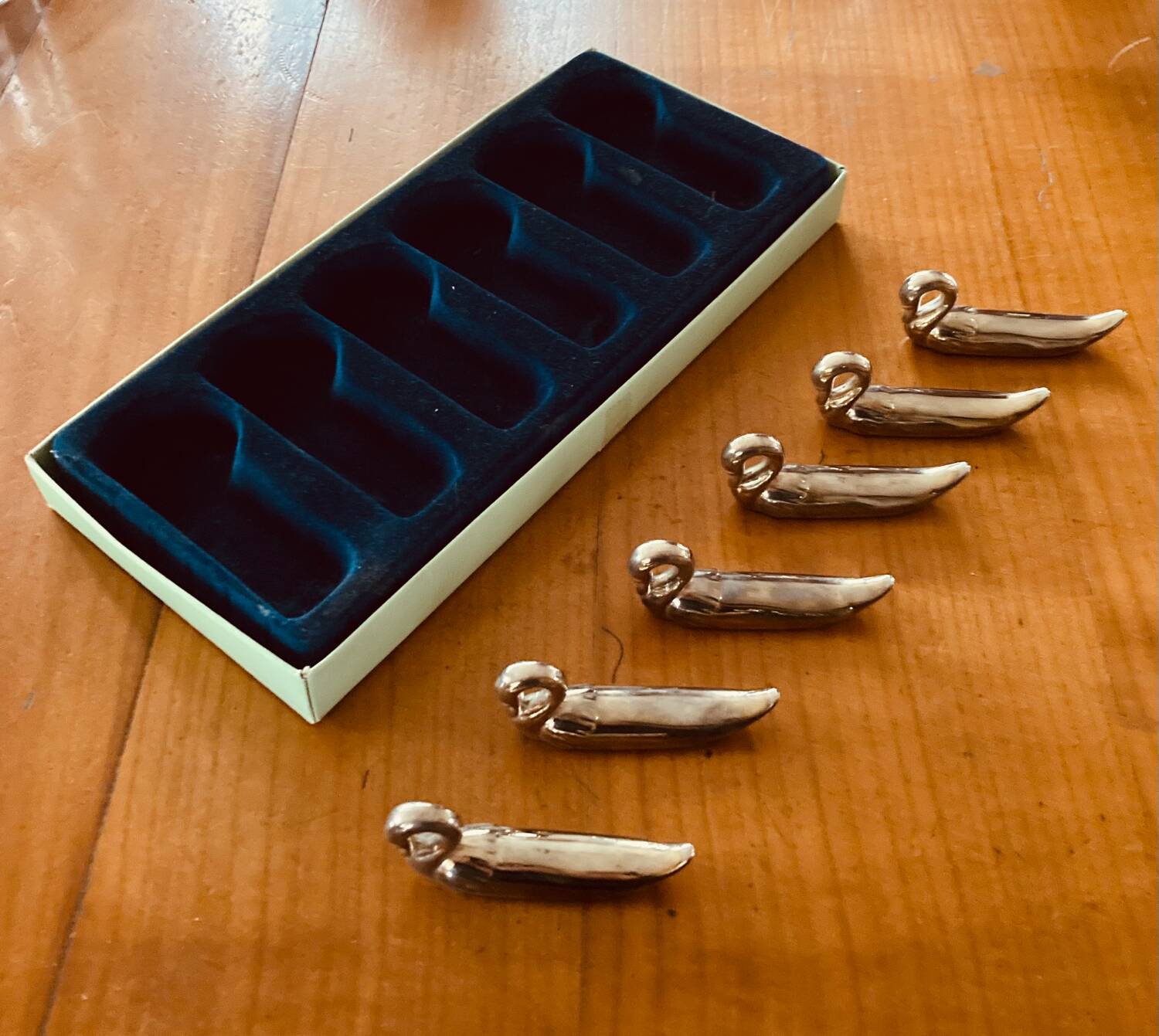 Case of 6 silver-plated knife rests in the shape of swans from the 1970s/80s.