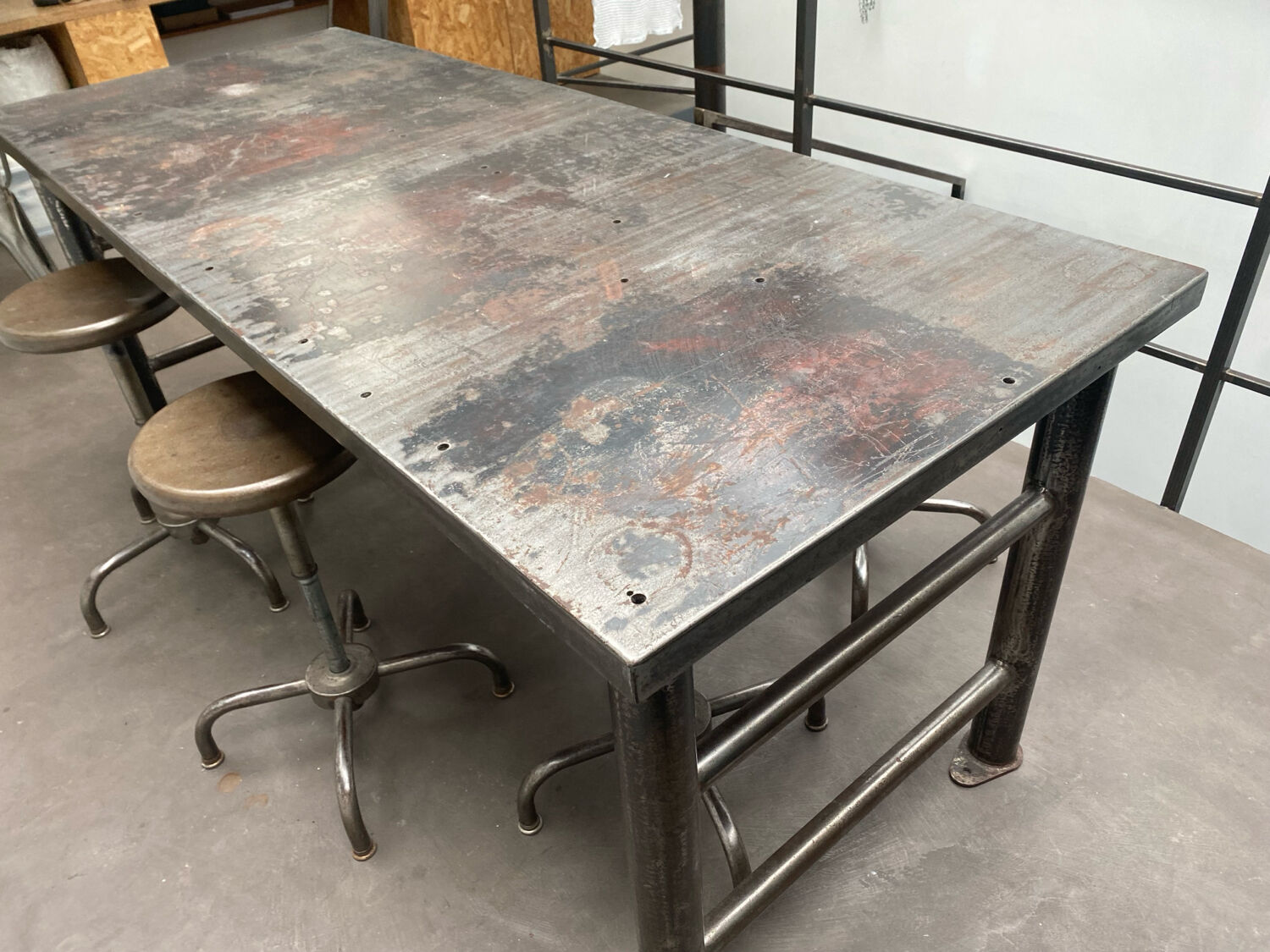 Industrial table with 6 pneumatic stools.