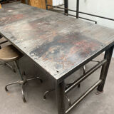 Industrial table with 6 pneumatic stools.