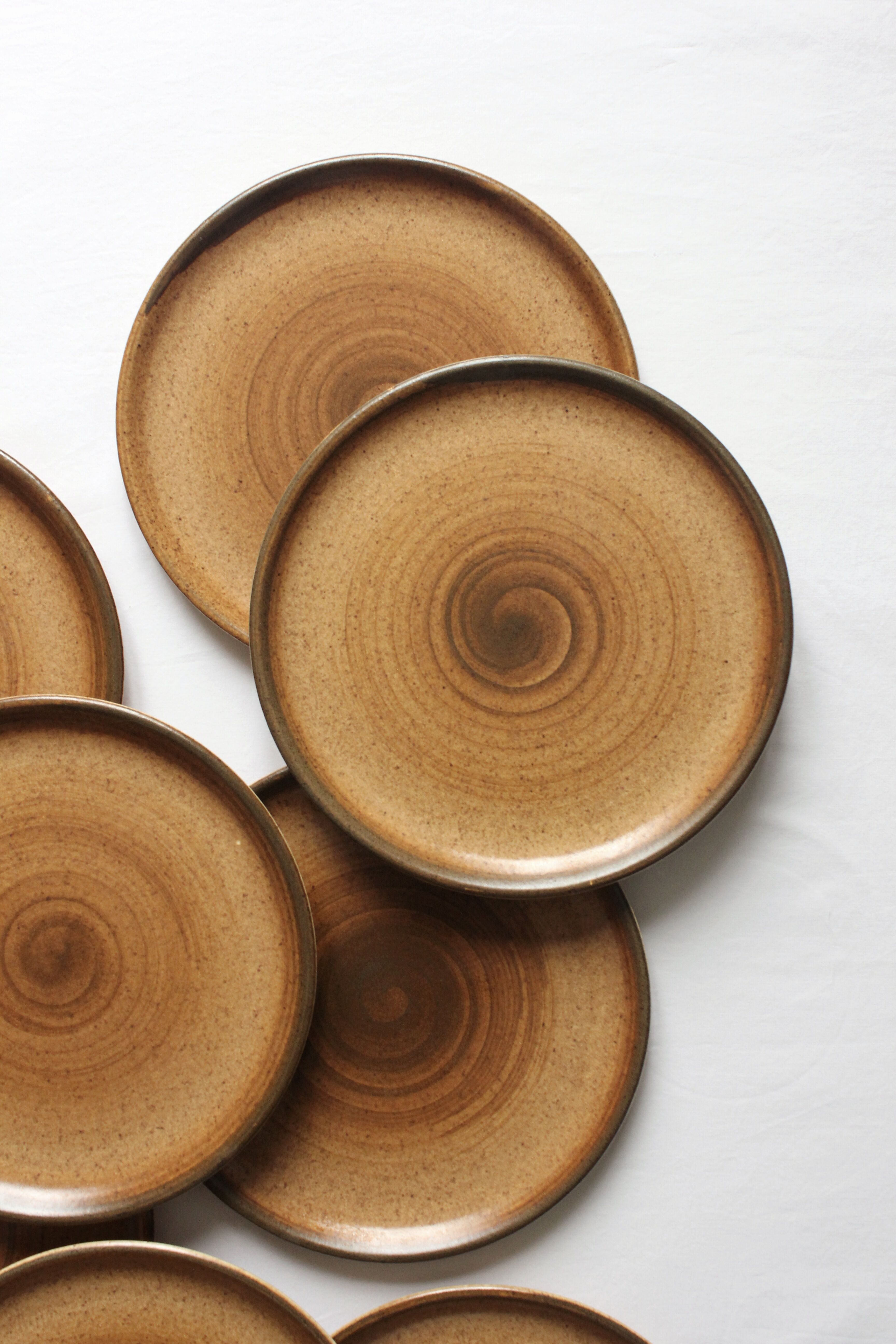 8 vintage flat plates in Longchamp sandstone