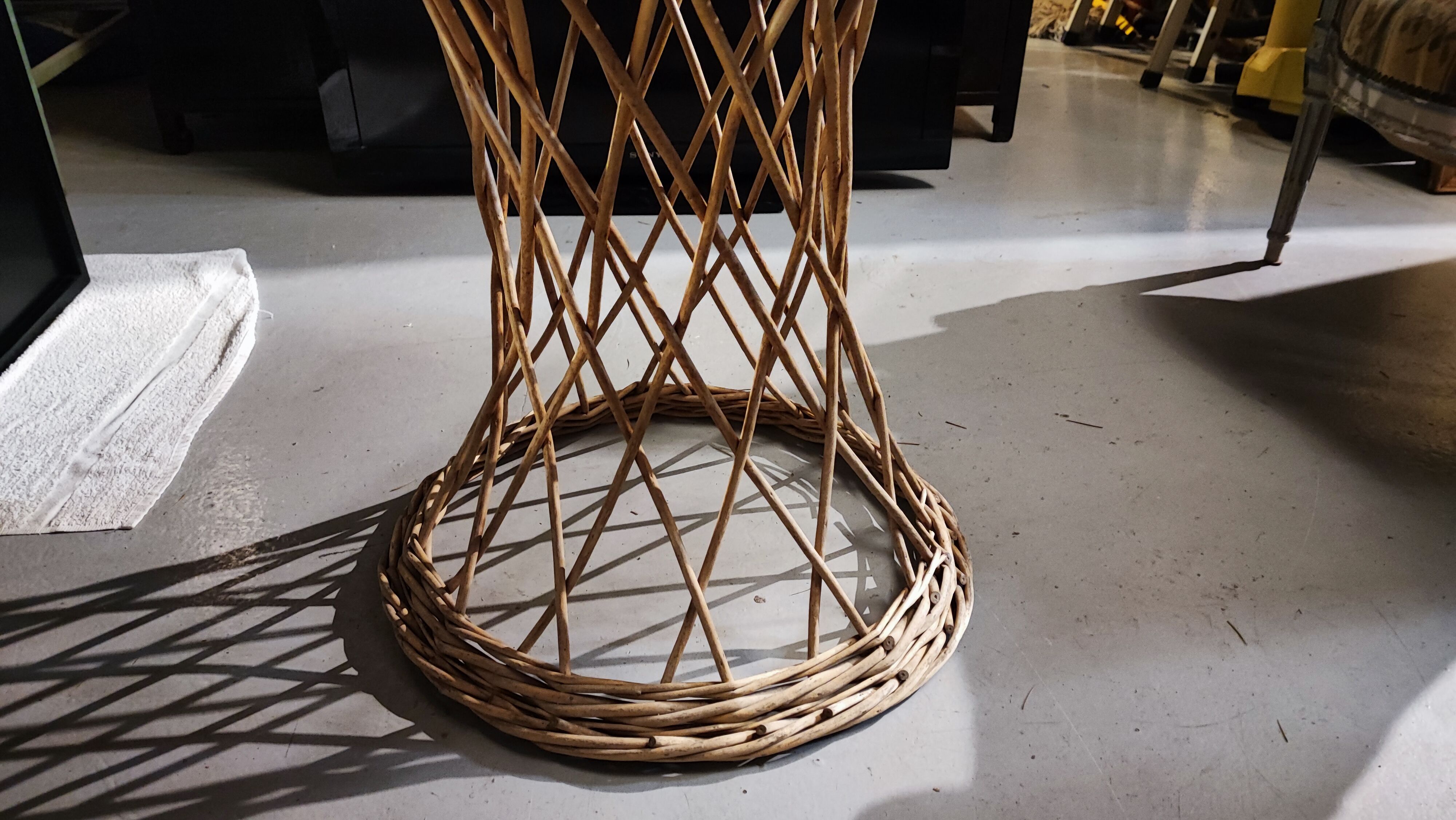 Round table in woven rattan pedestal table