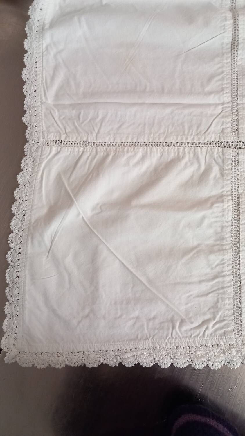 Nappe blanche carrée brodée