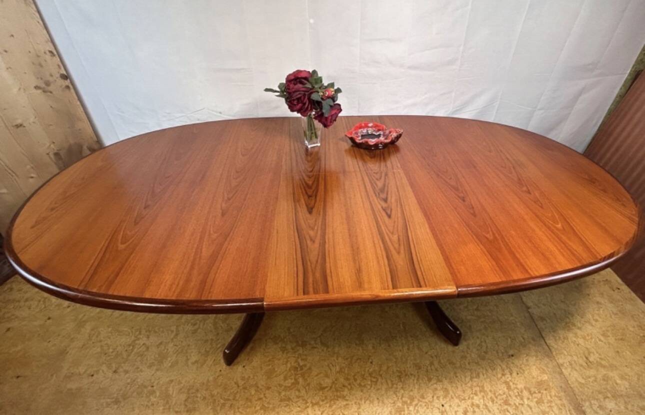 Mid-Century Retro Vintage Teak Extending Oval Dining Table by G-Plan – Vict