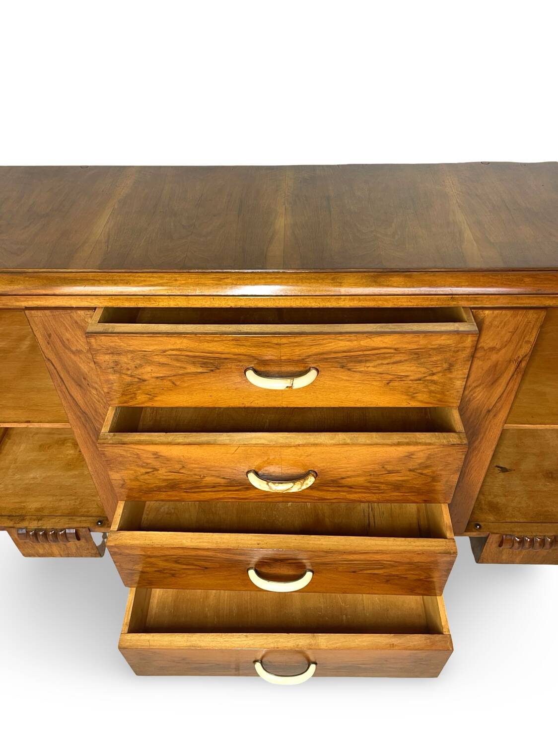 Buffet en noyer Art déco italien, de grande qualité.