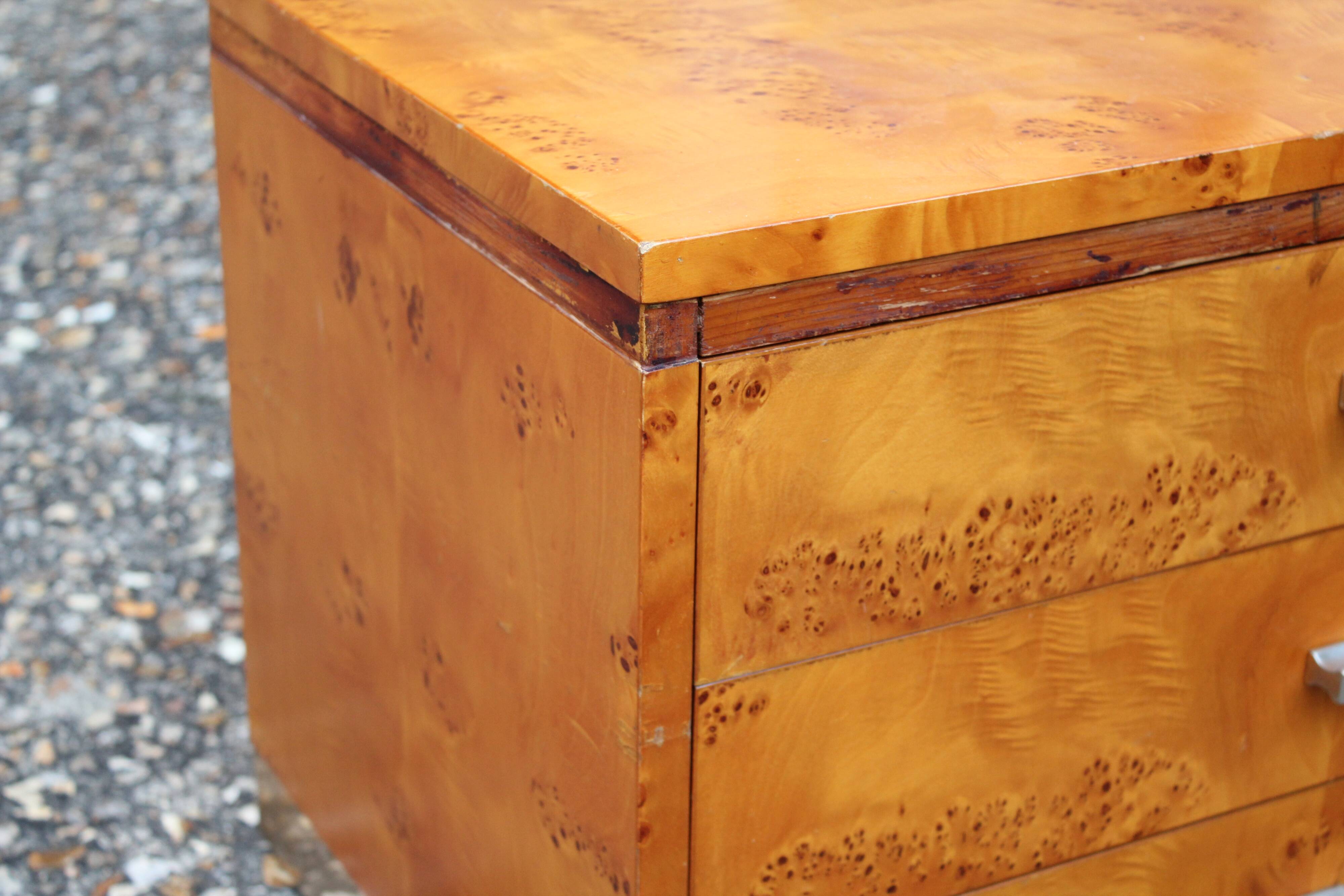 Rare paire de tables de chevet en loupe d'orme - 1970