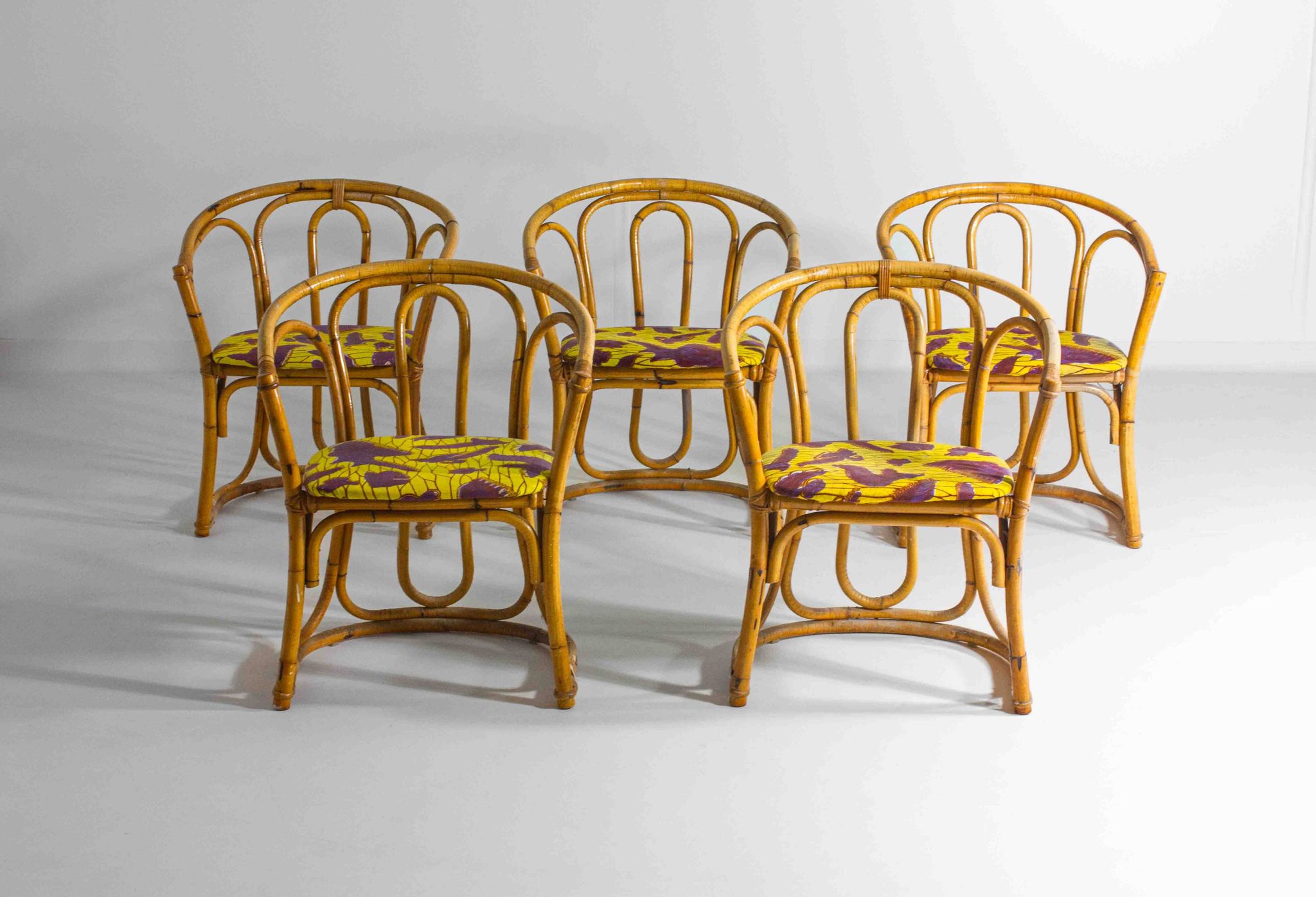 Ensemble funky de cinq chaises en bambou des années 60