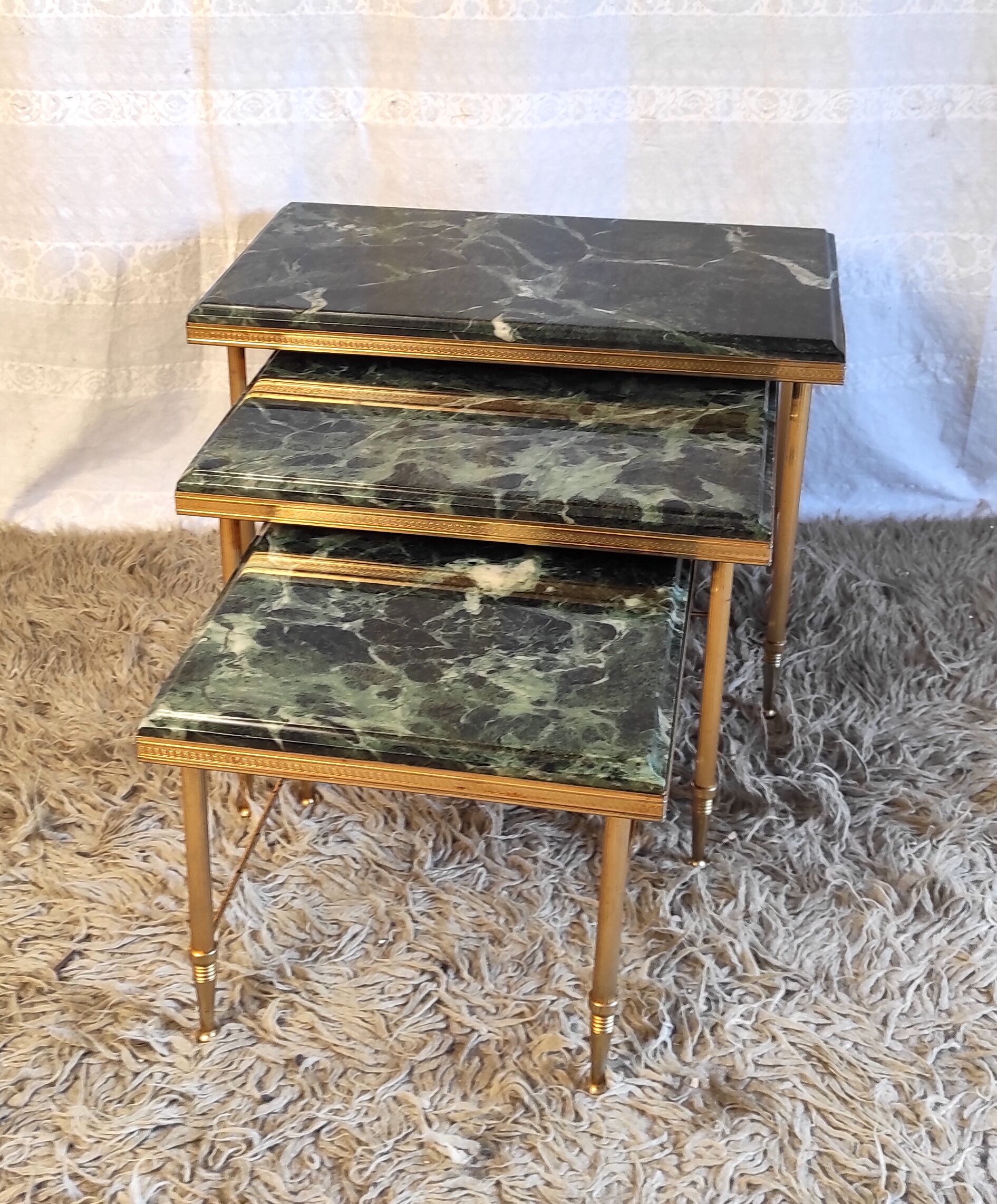Pull-out tables in gilded metal and green marble – 60s/70s