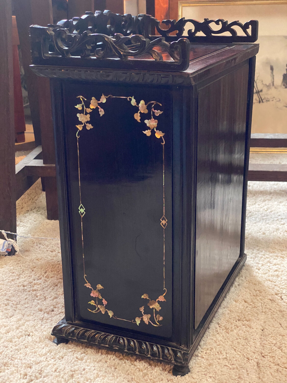 Small Asian cabinet with mother-of-pearl marquetry