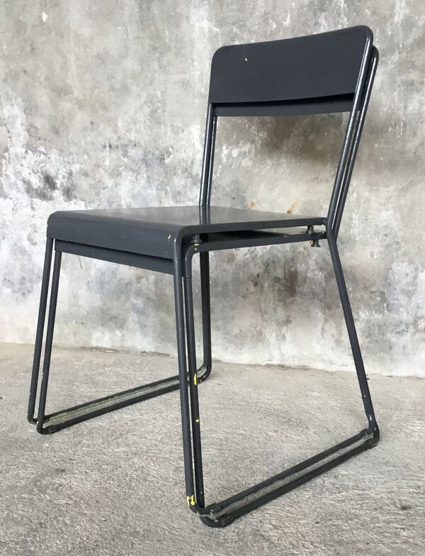 Paire de chaises métal empilables à pieds traîneau - 1960