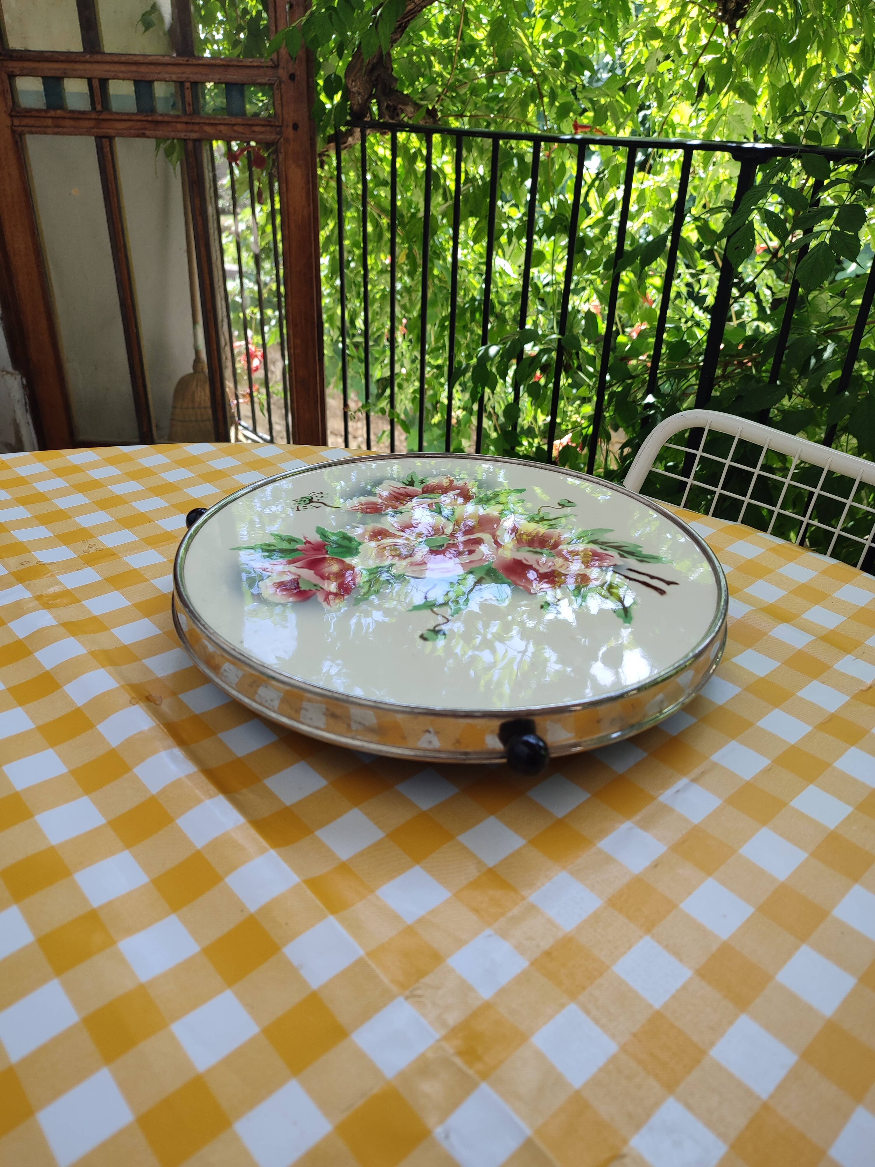 Turntable with earthenware pastry and bakelite floral decoration
