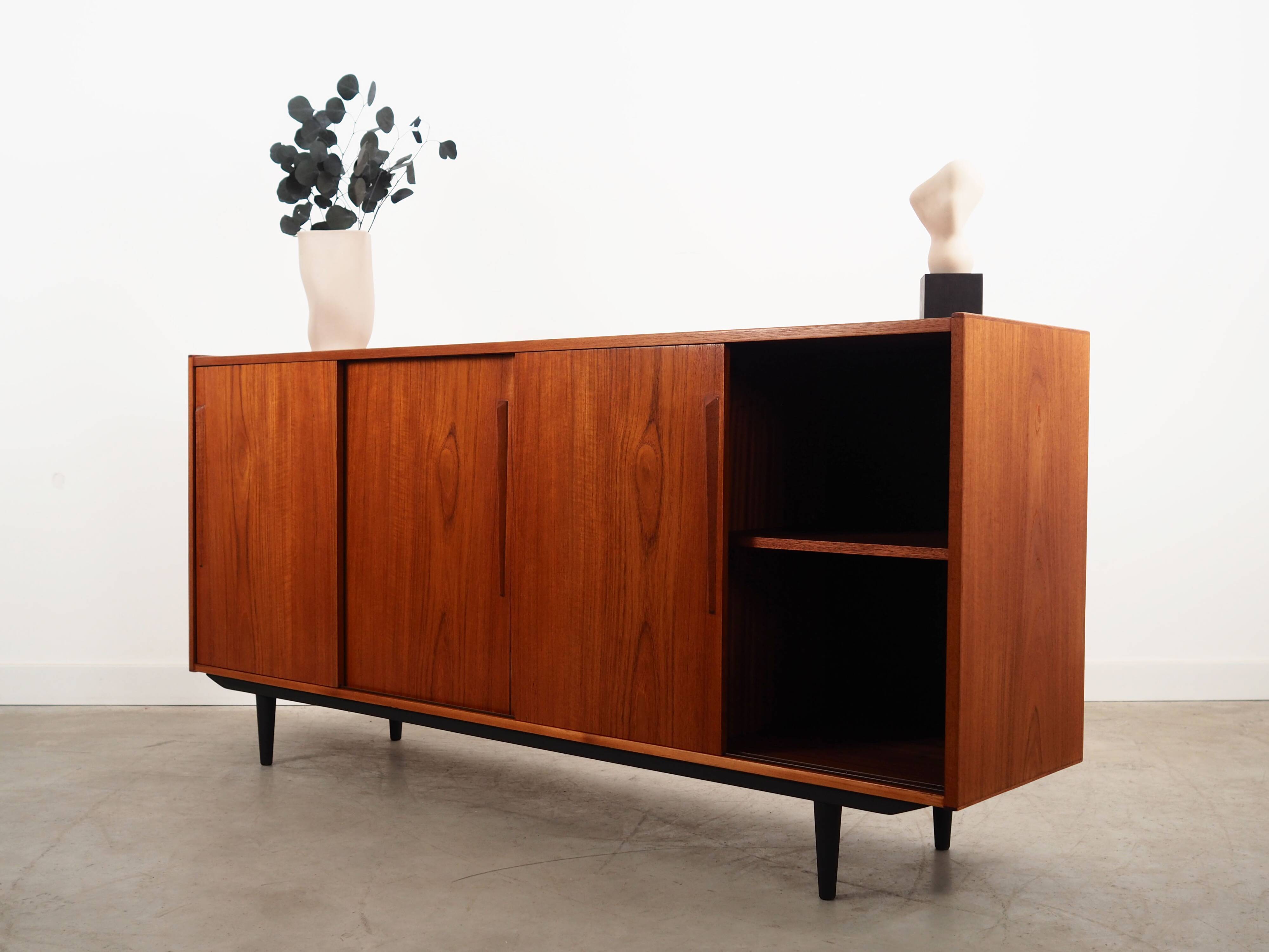 Buffet en teck, design danois, années 1970, production : Danemark