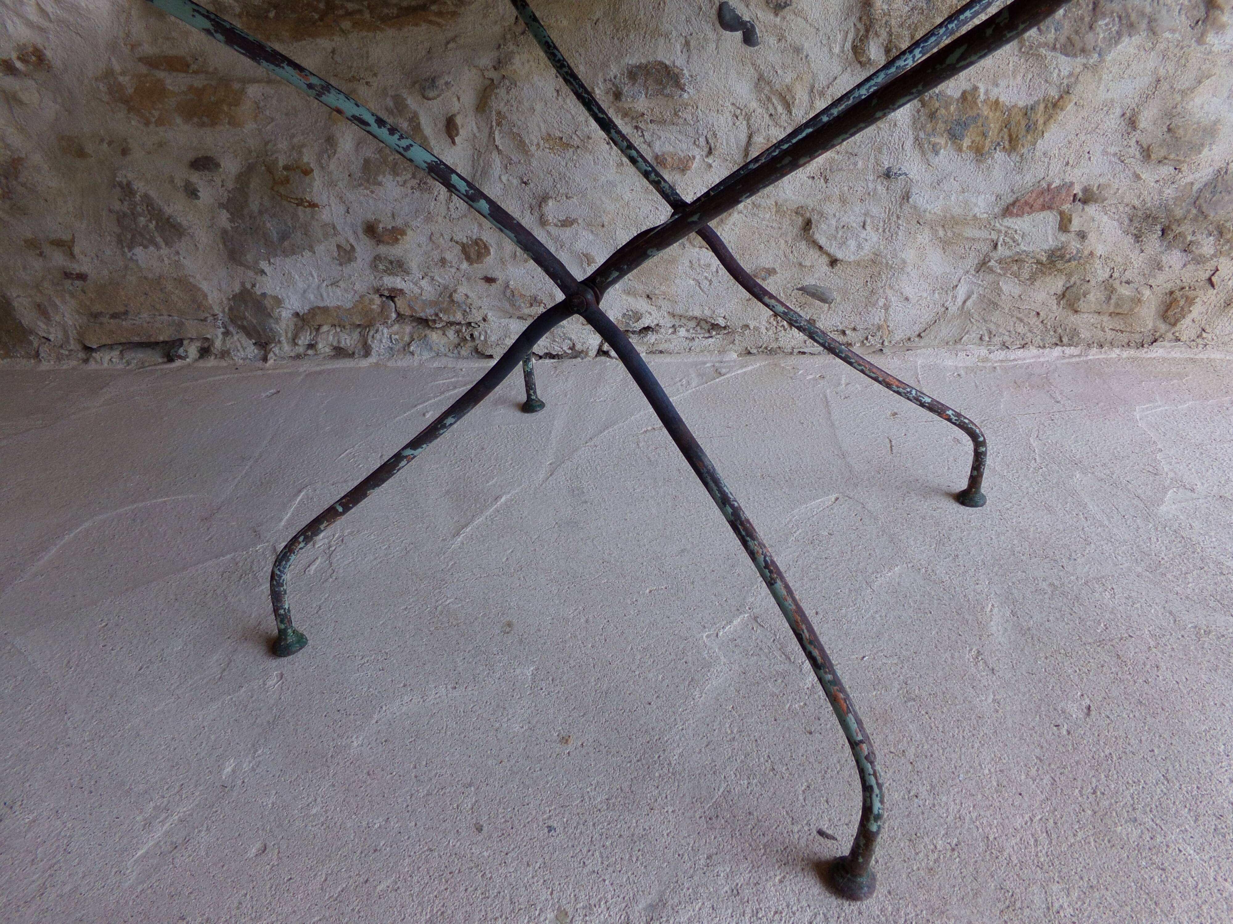 Ancienne table de jardin ronde en fer