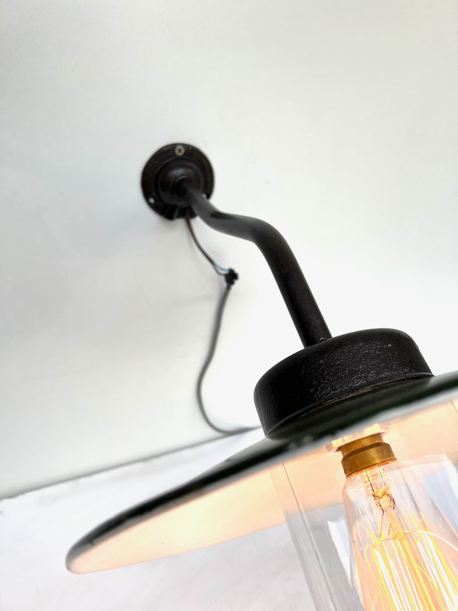 Wall lamp COL de Cygne in cast steel, fully restored 1920 1930