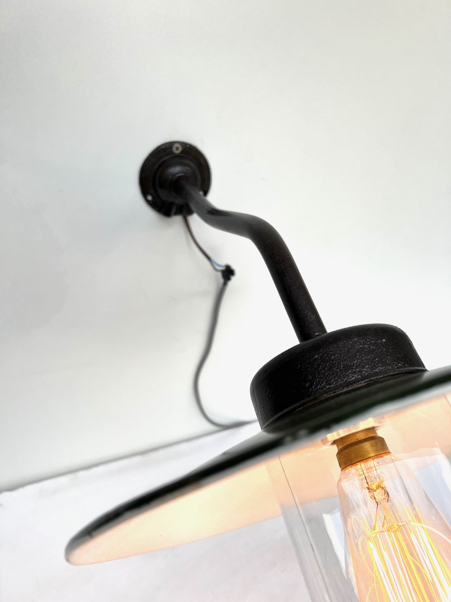 Wall lamp COL de Cygne in cast steel, fully restored 1920 1930