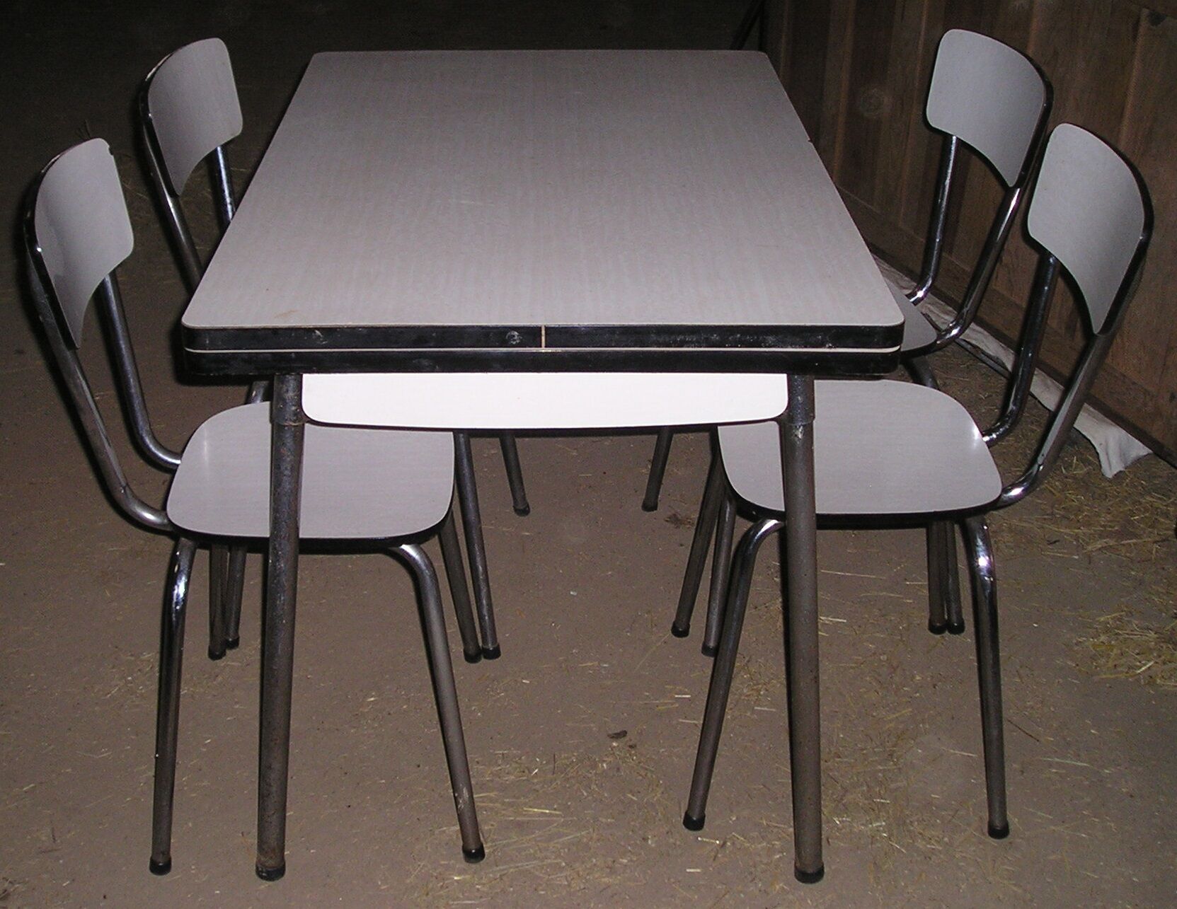Table in formica and its 4 chairs