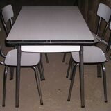 Table in formica and its 4 chairs