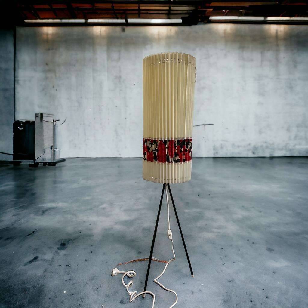 VINTAGE ROCKABILLY TRIPOD FLOOR LAMP / FLOOR LAMP