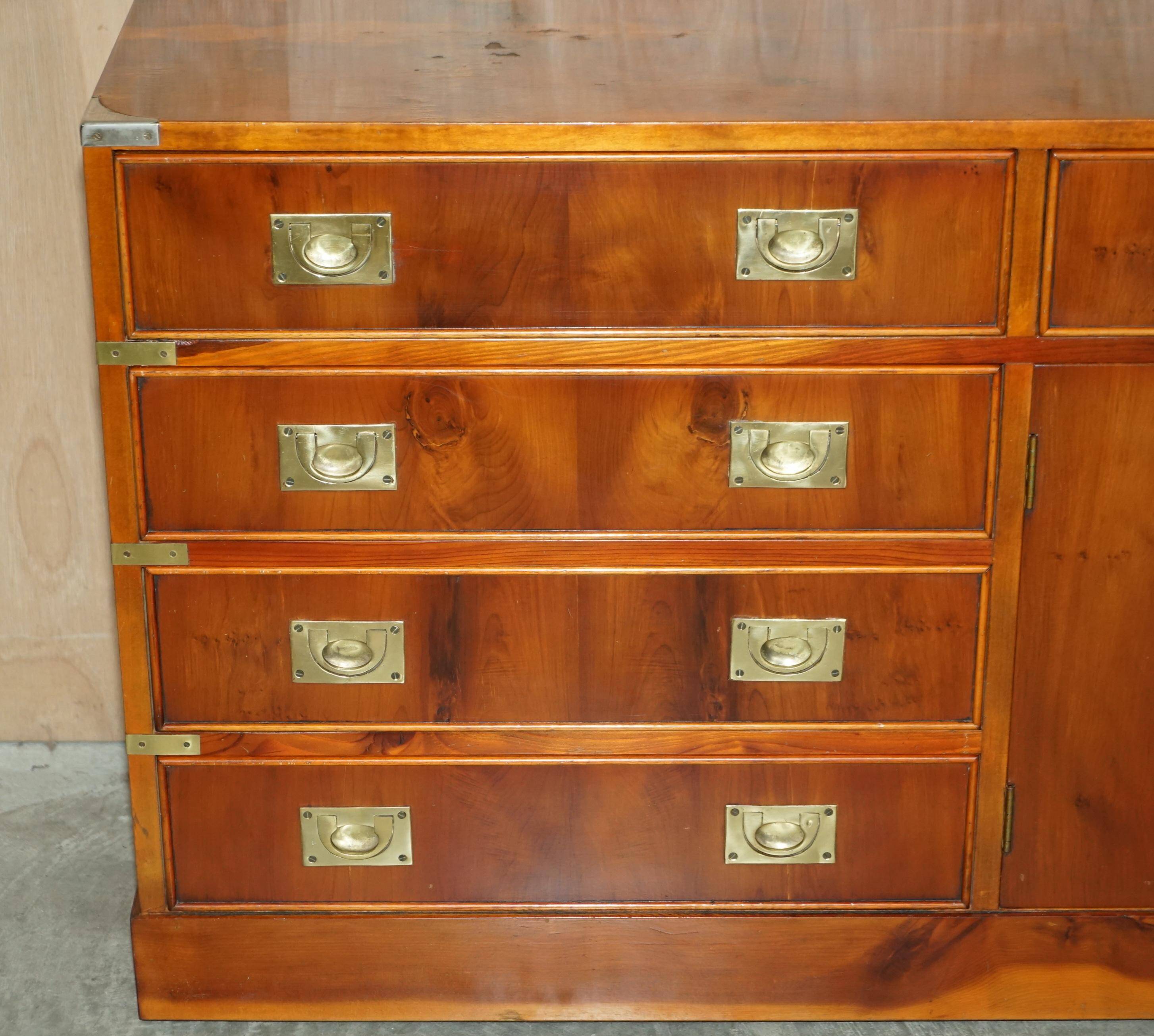 Buffet militaire vintage en bois d'if moucheté - Cabinet bar