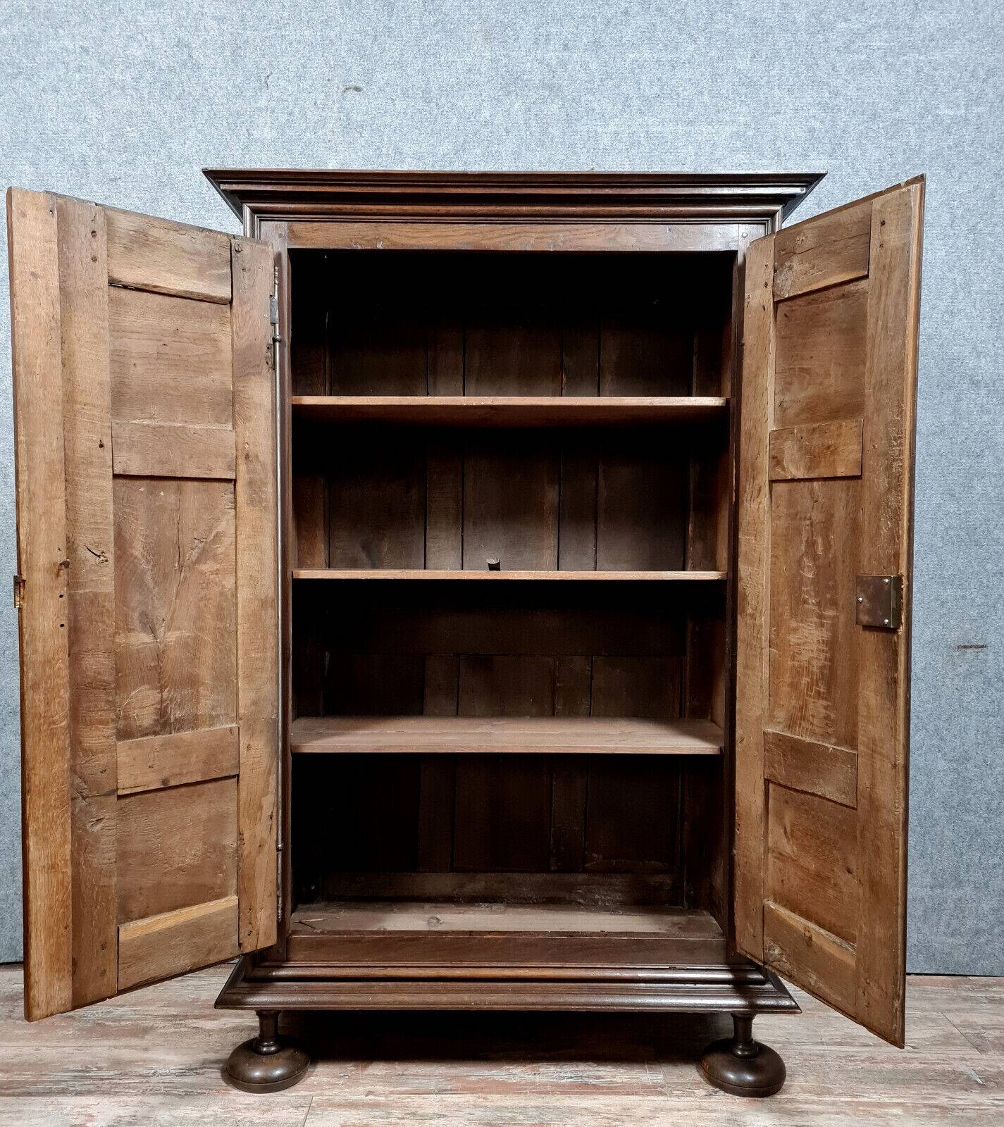 Burgundy valet cabinet from the Louis XIII period in solid oak circa 1700