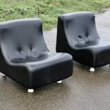 Paire de chauffeuses "space age". Simili-cuir noir. Circa 1970