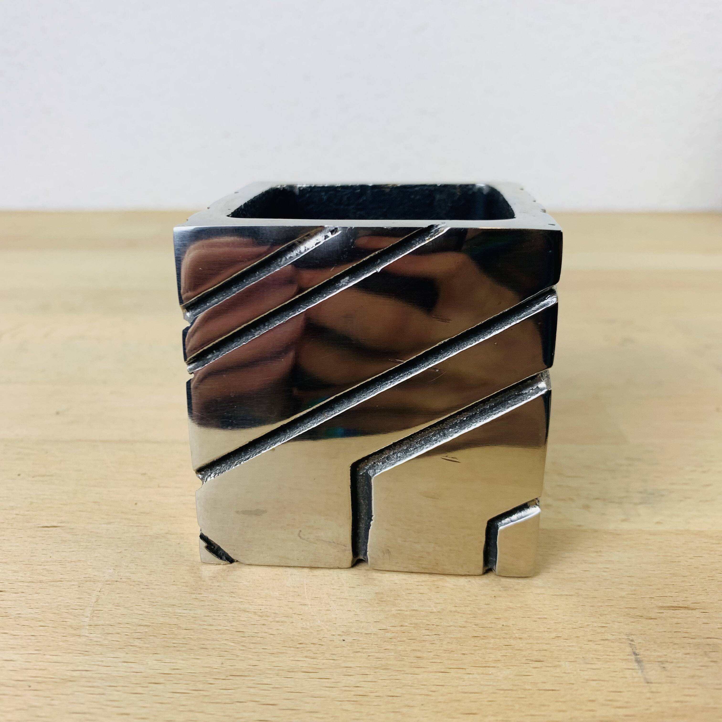 Pot à crayon brutaliste cube métal