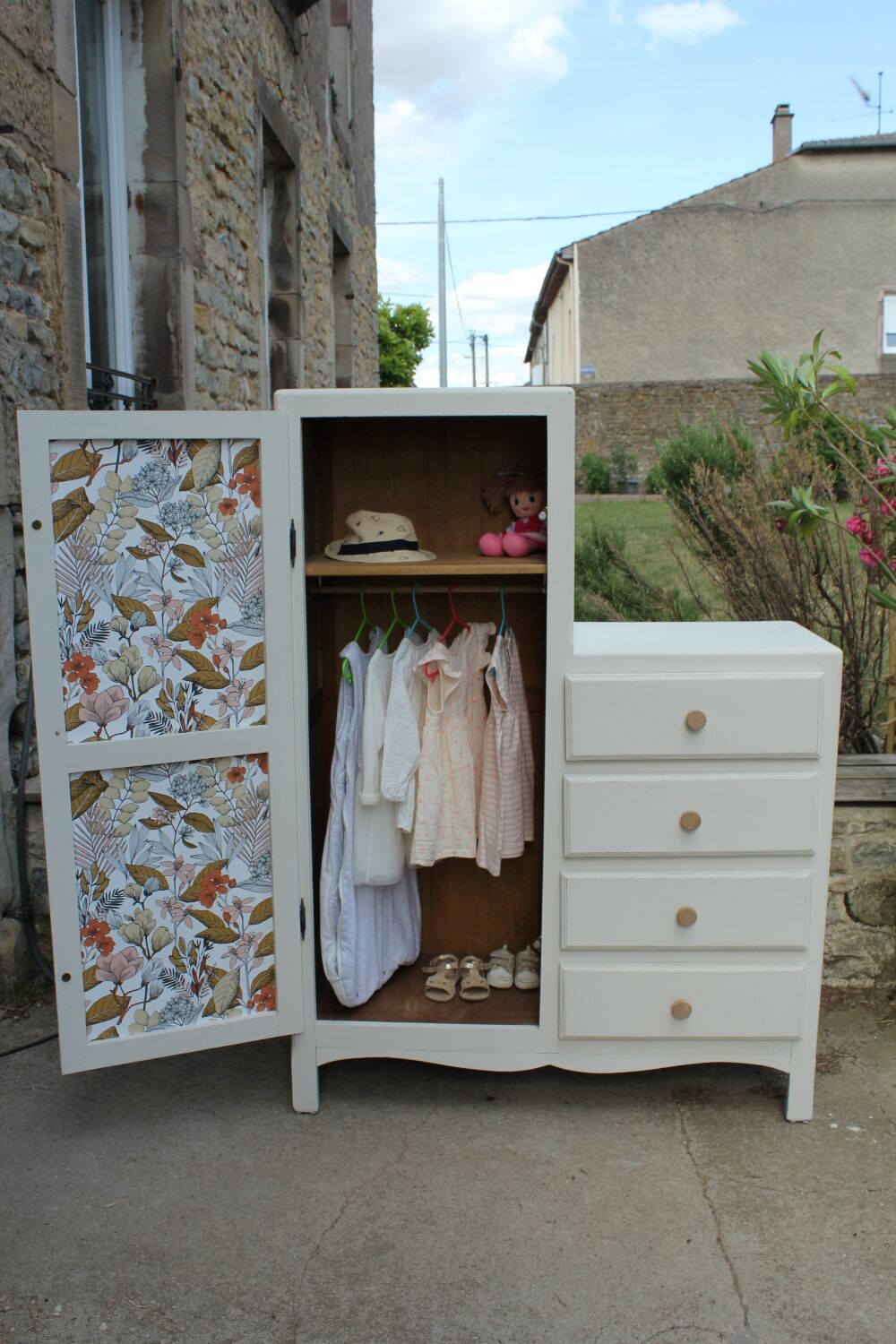 Asymmetrical cabinet