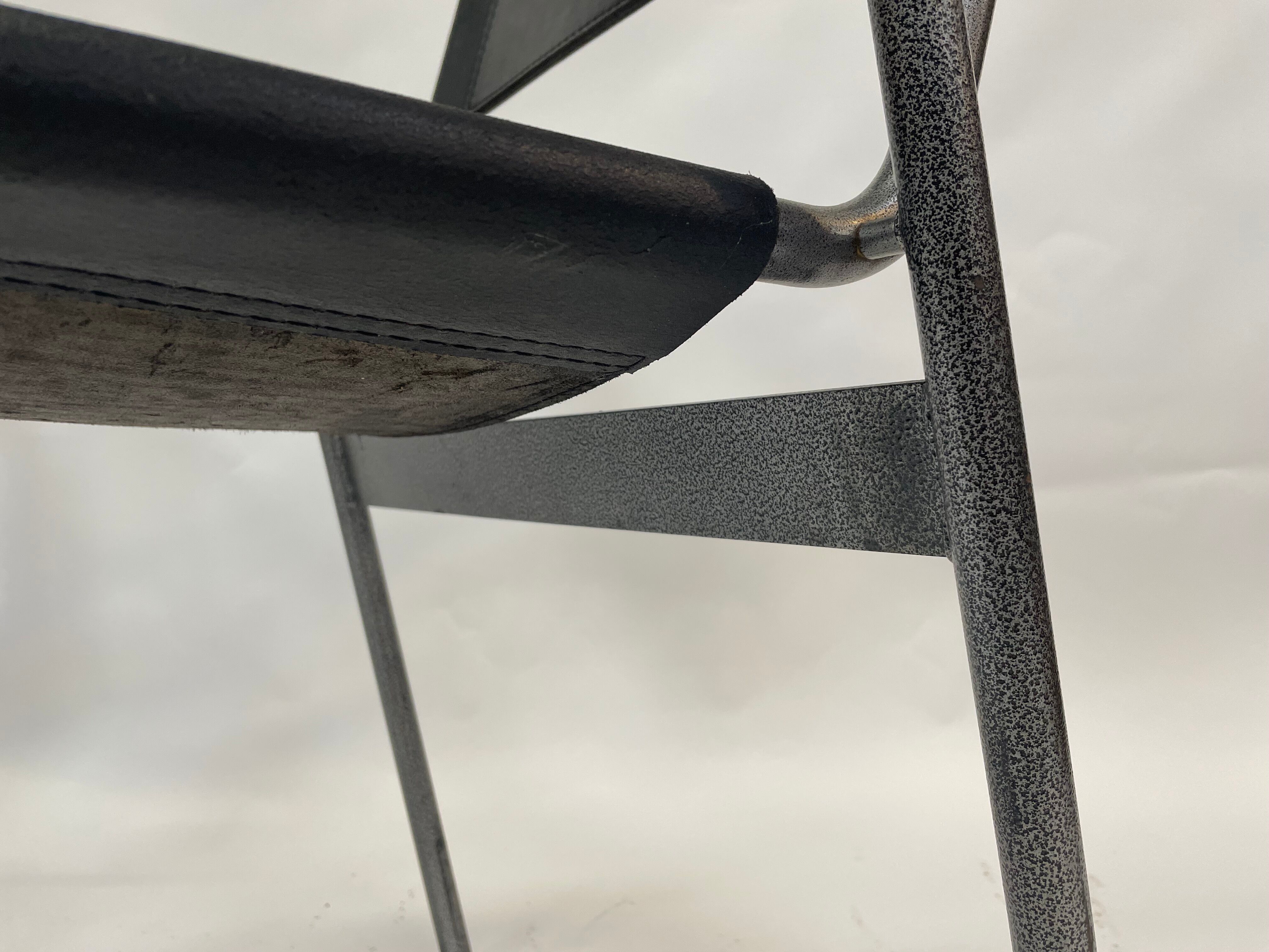 Chaise vintage en cuir et acier noir des années 1970