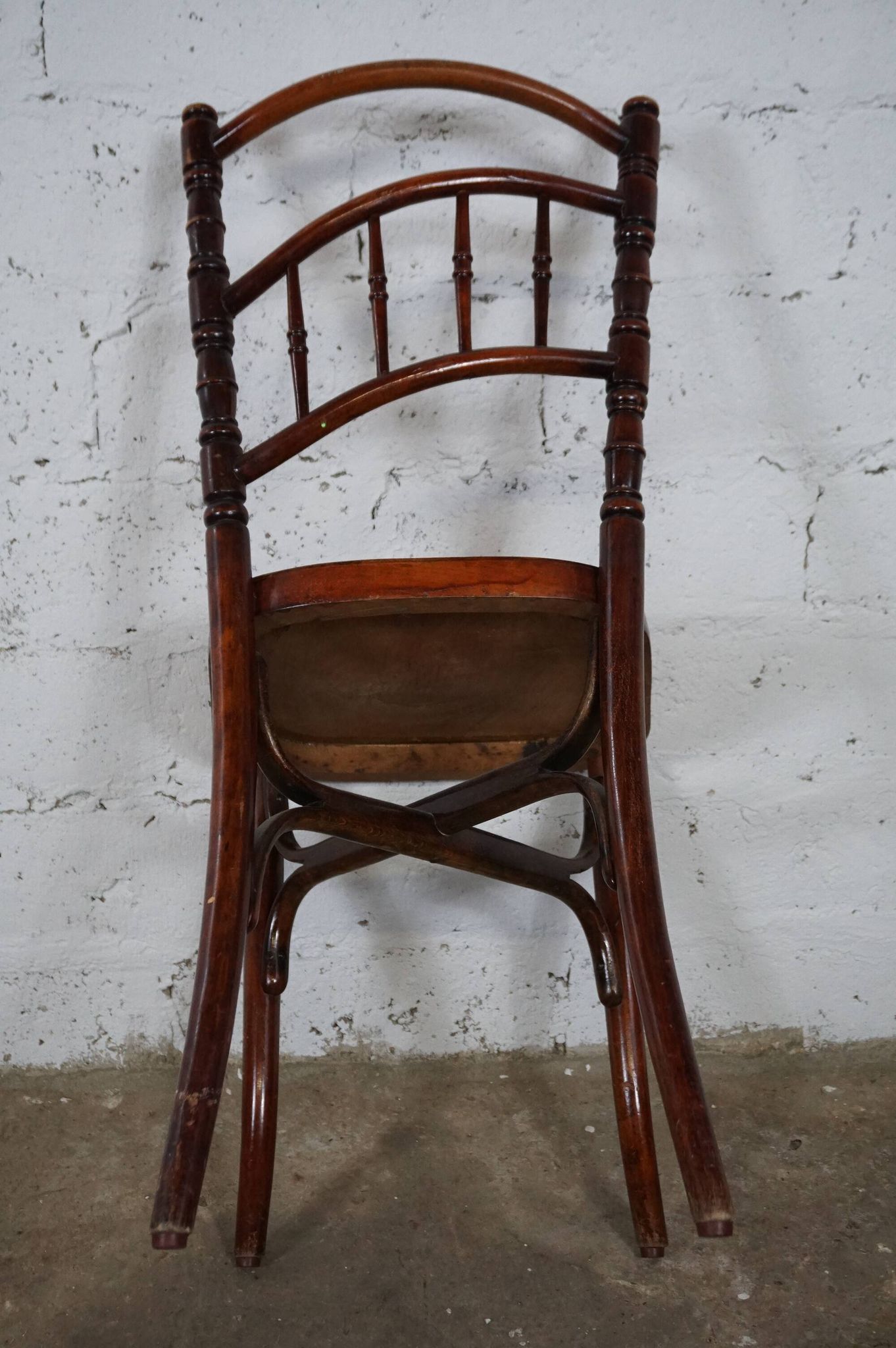 Antique bistro chair in turned wood from the early 20th century