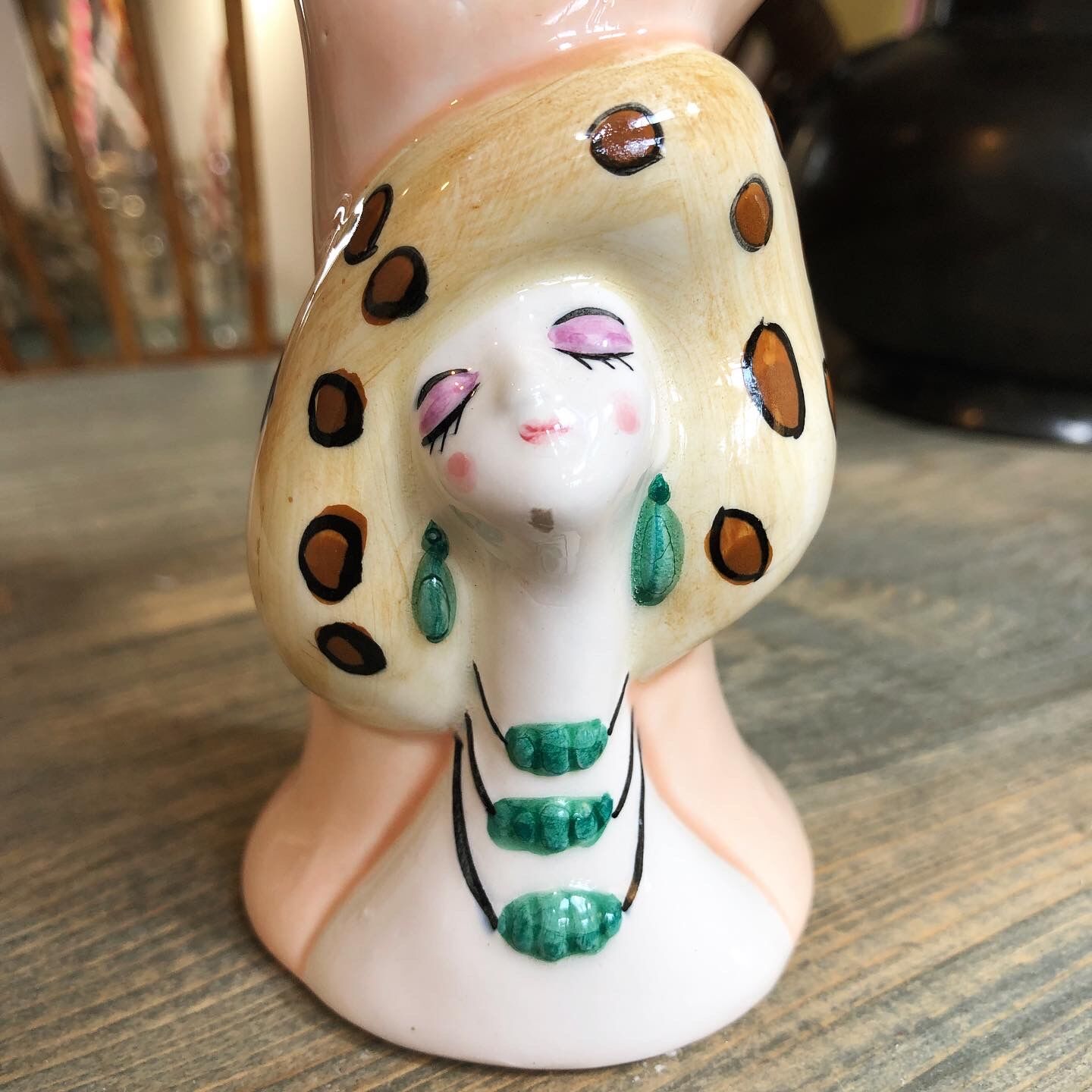 Hand baguier woman in hat