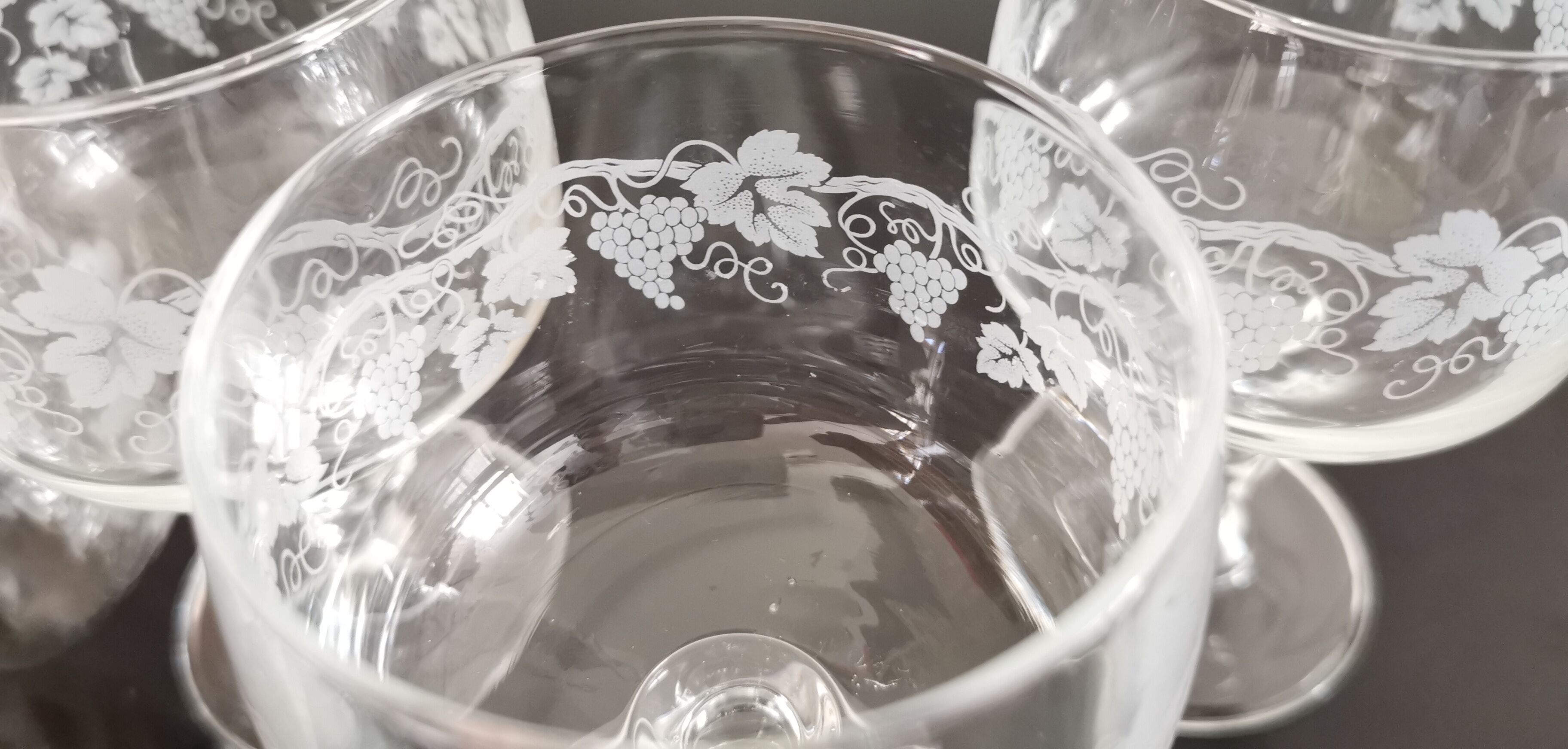 Set of 6 wine glasses on feet decoration grapes and vine shoot