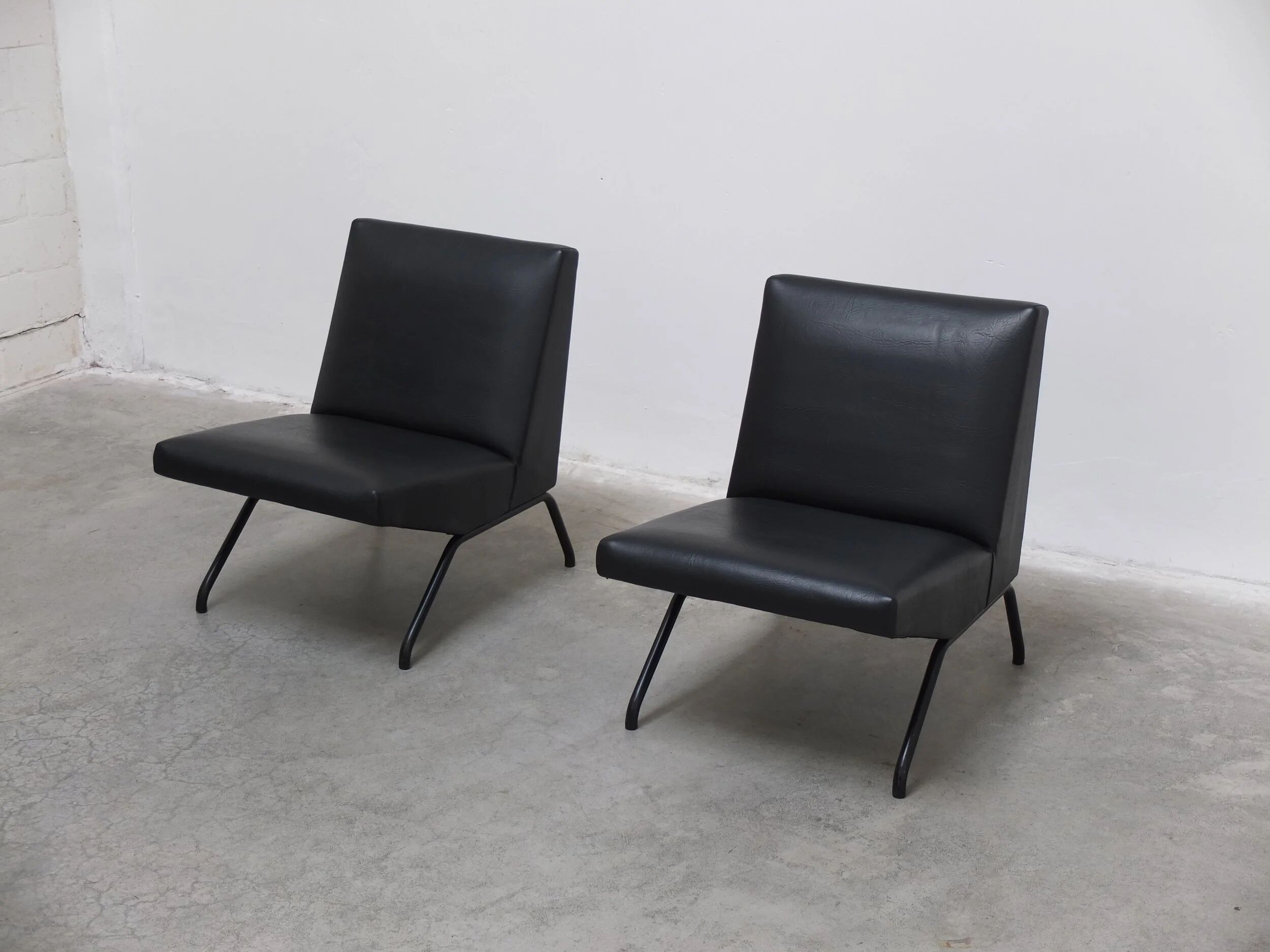 Pair of 'Visiteur' easy chairs by Pierre Guariche for Meurop, 1961