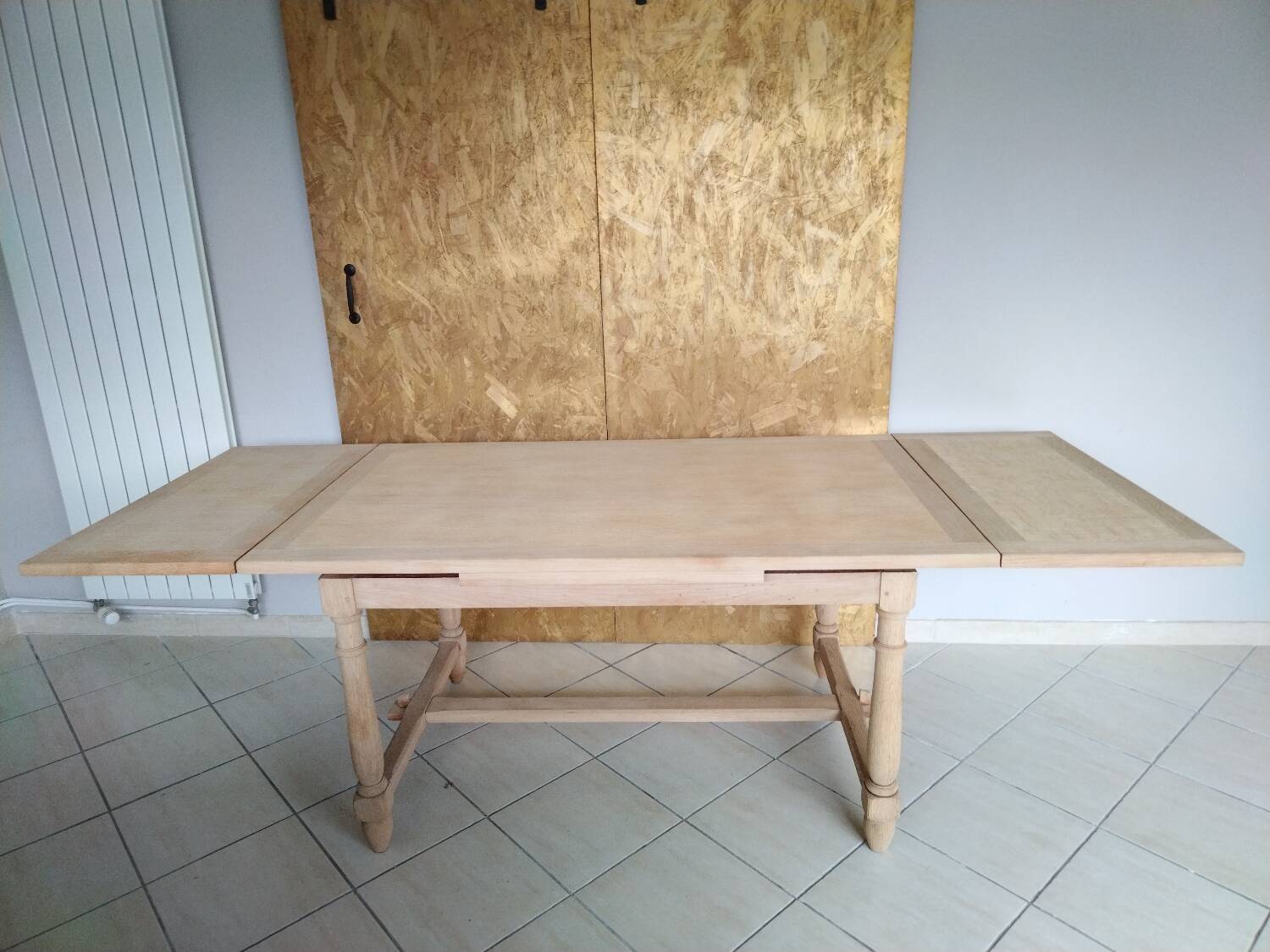 Extendable table in renovated solid oak