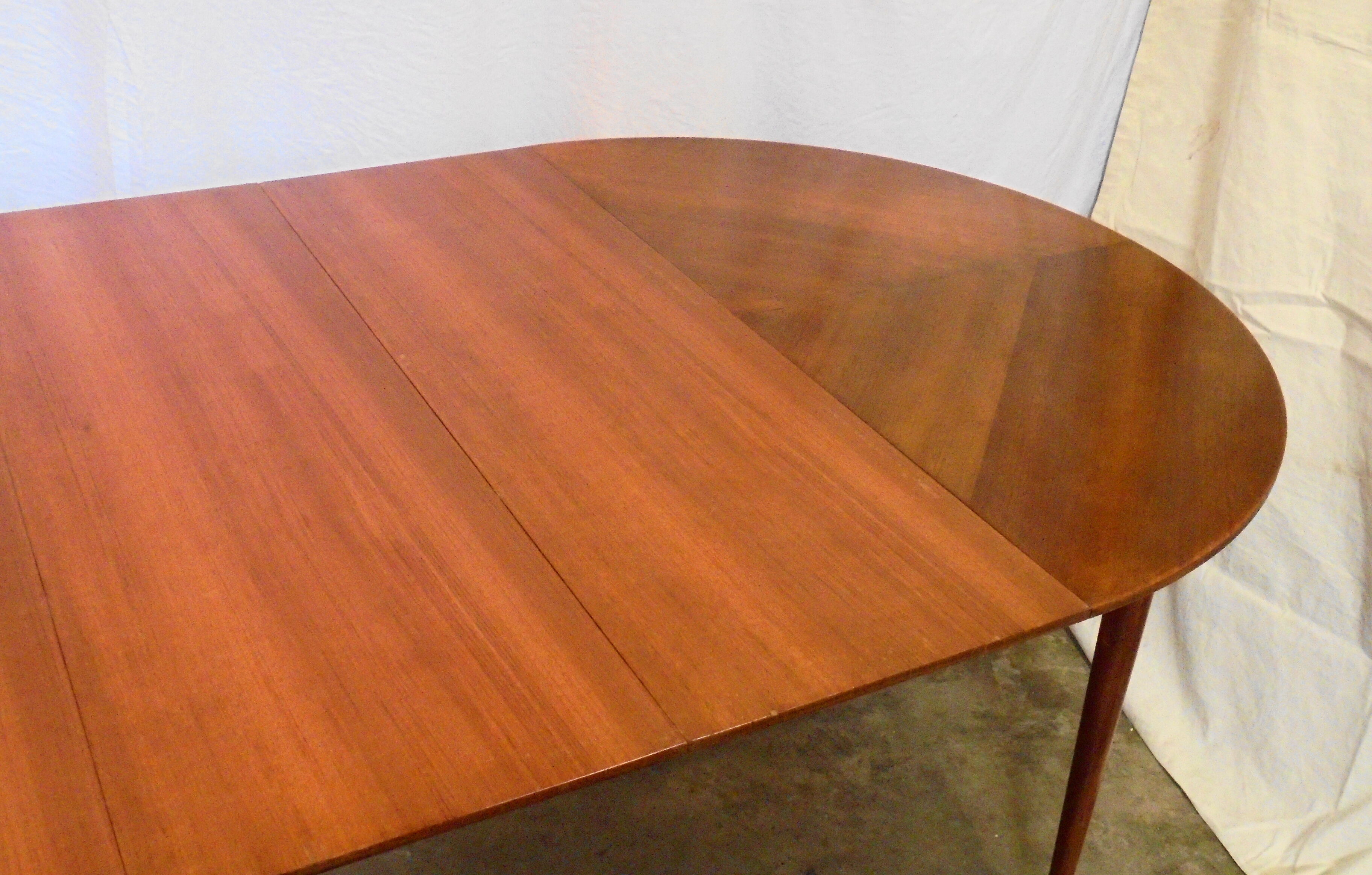 Mahogany round table with 4 extensions from the 1950s