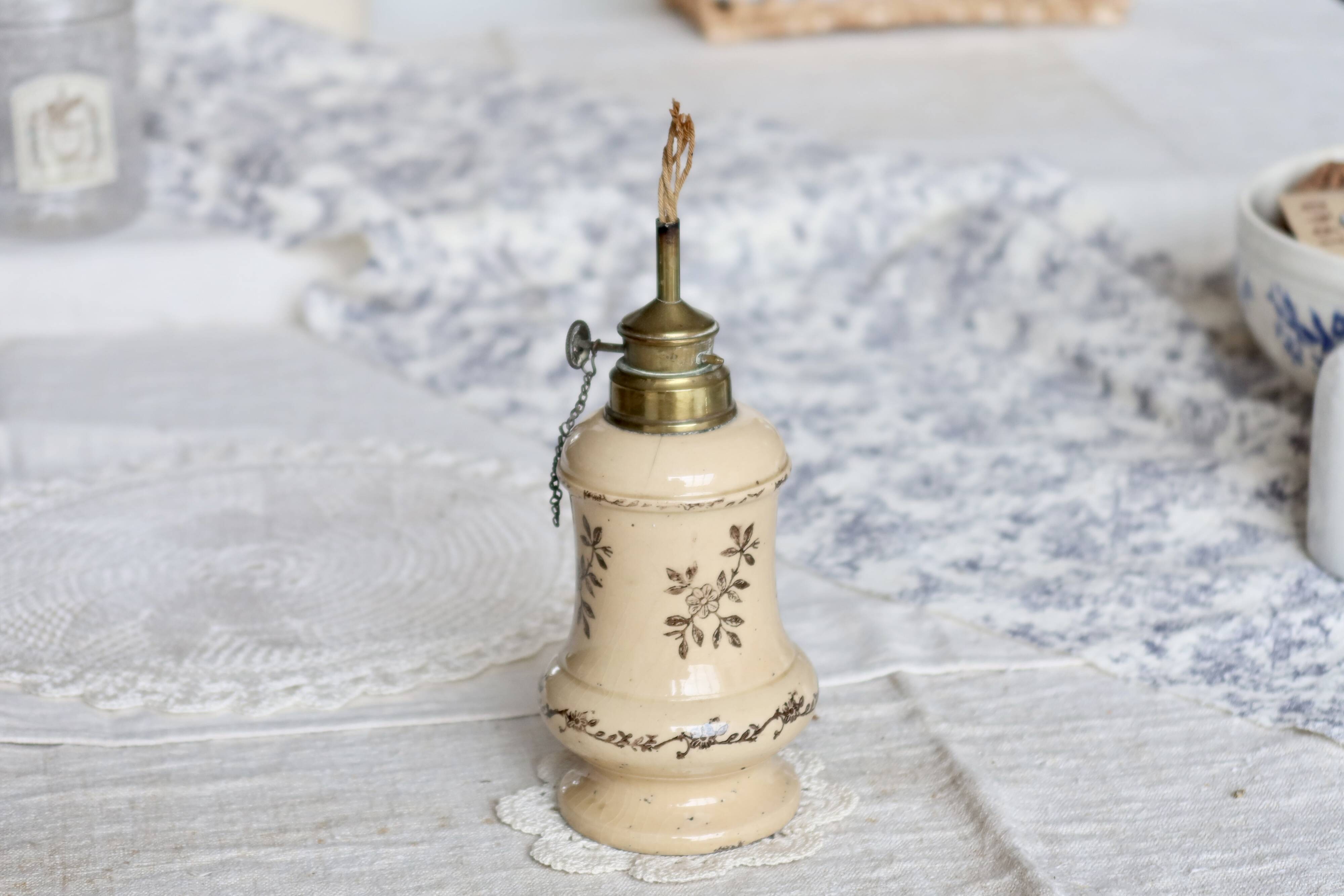 Vintage beige earthenware oil lamp base - Brown floral pattern - Col