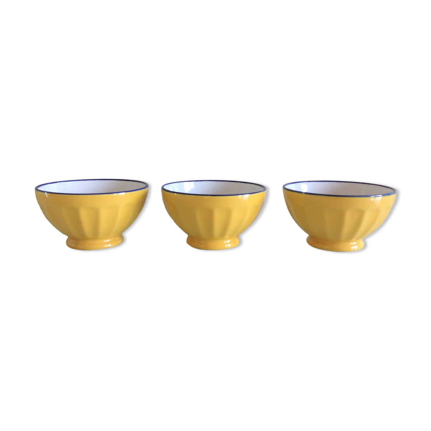 Suite of three yellow ribbed bowls with blue / vintage 70s border