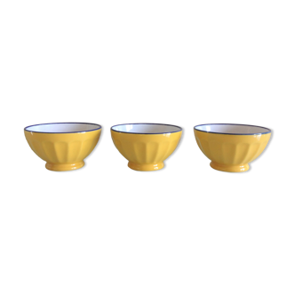 Suite of three yellow ribbed bowls with blue / vintage 70s border