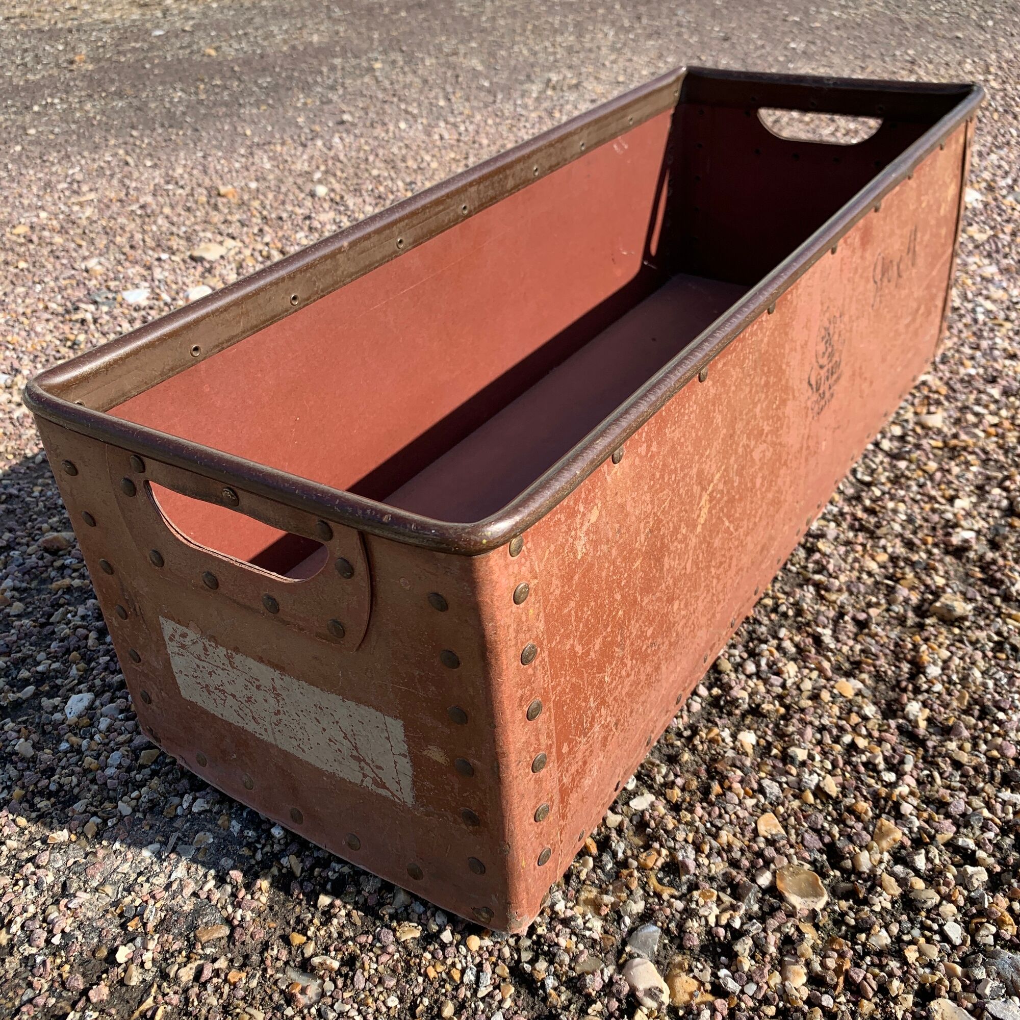 Industrial box made of boiled cardboard and Rivet Suroy France