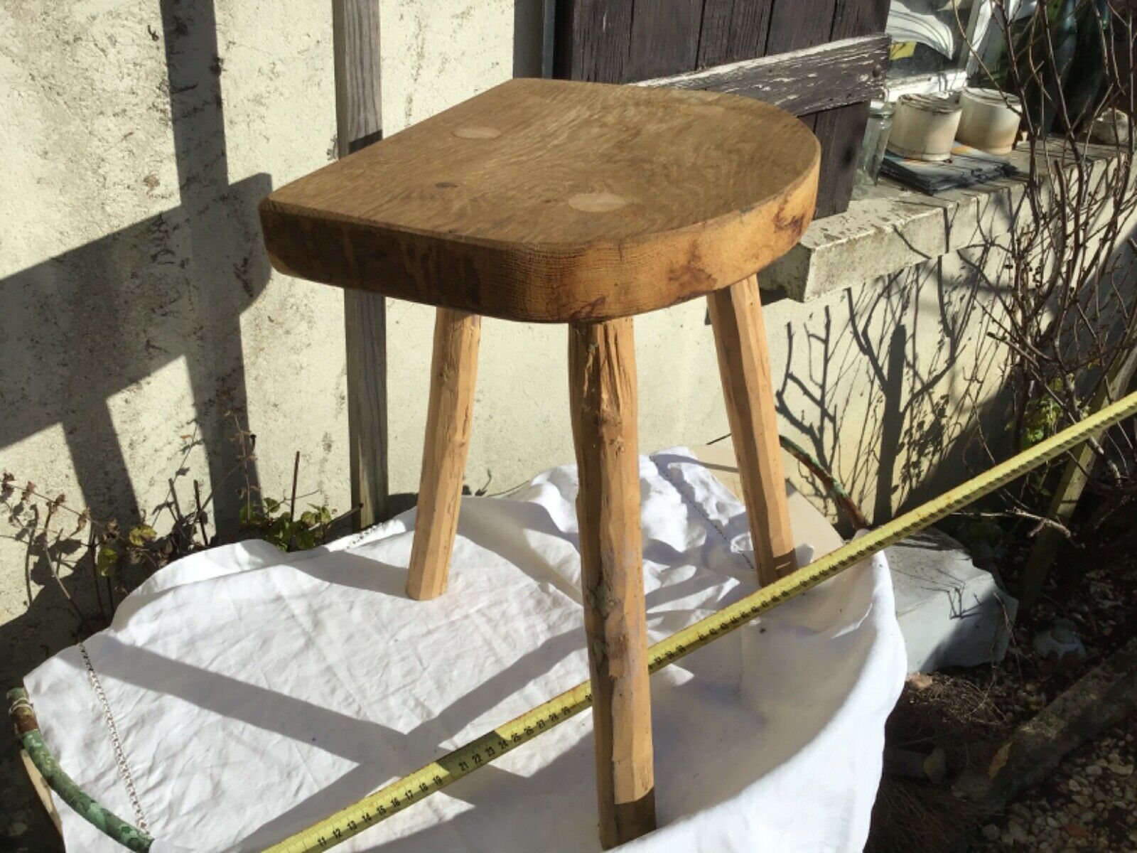 Tabouret bois sculpté tripode déco