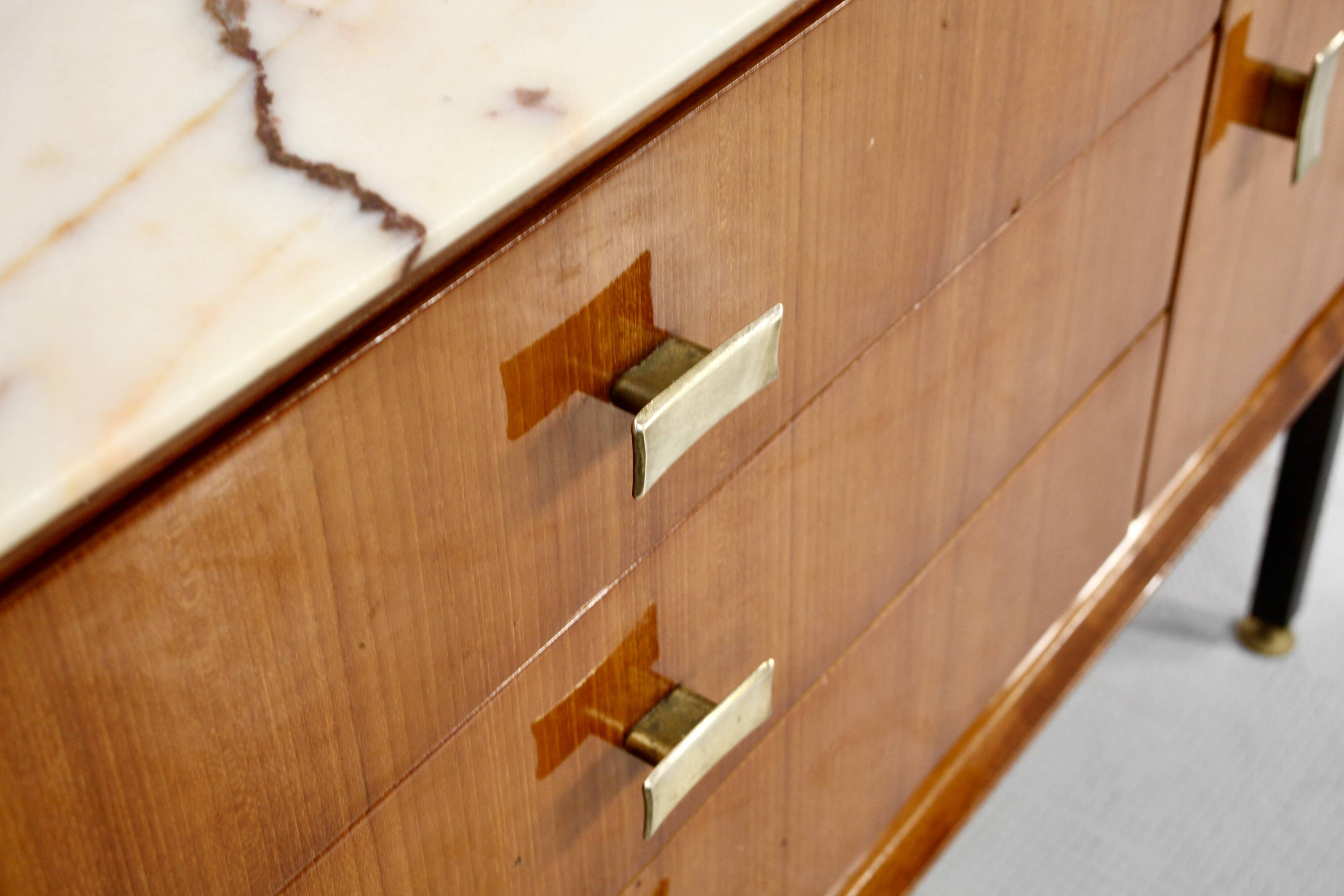 Enfilade italienne en teck, marbre de Carrare, laiton et acier, années 50