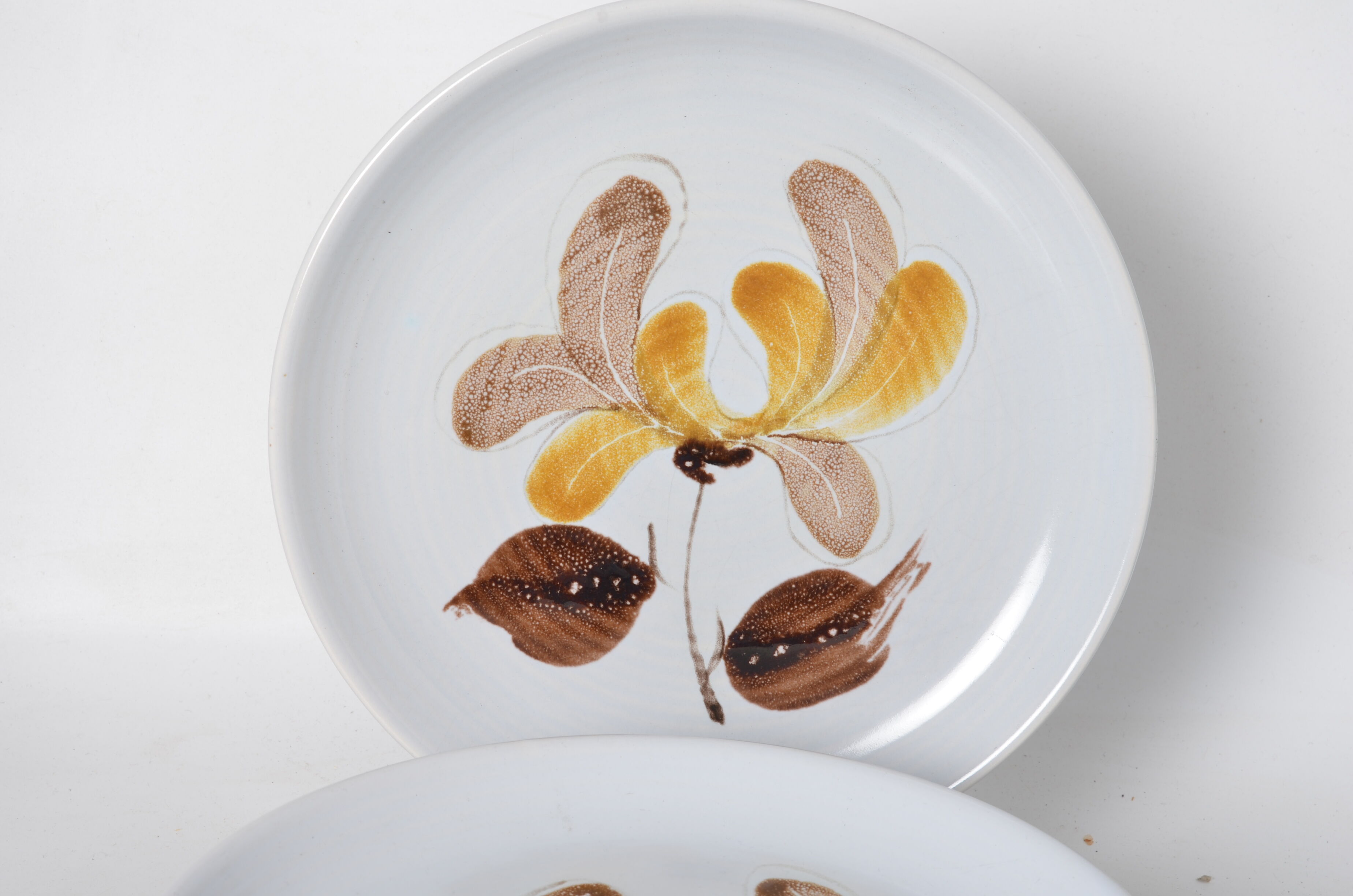 Flat plates in varnished stoneware iris pattern