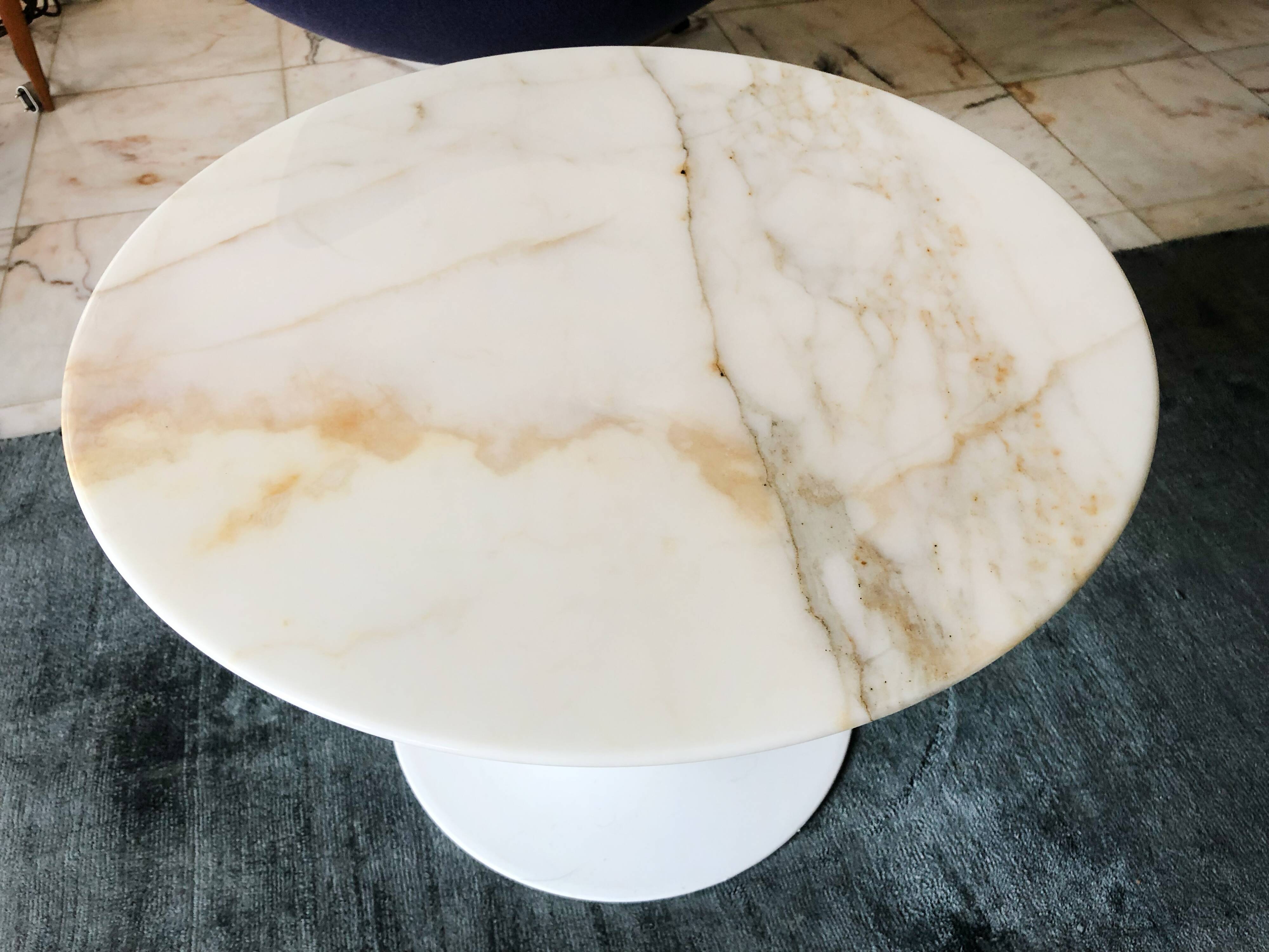 Coffee table by Eero Saarinen for Knoll international
