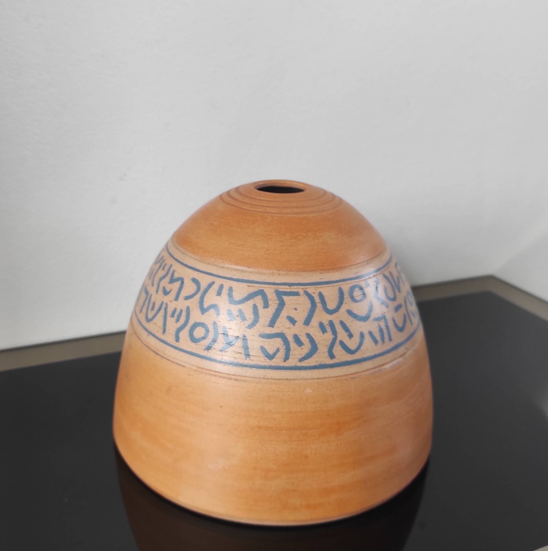 Vase dôme en terre cuite artisanale à frise peinte – Style Brutaliste