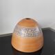 Vase dôme en terre cuite artisanale à frise peinte – Style Brutaliste