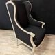Paire de fauteuils Louis XVI à oreillettes en bois peint gris et tissu noir