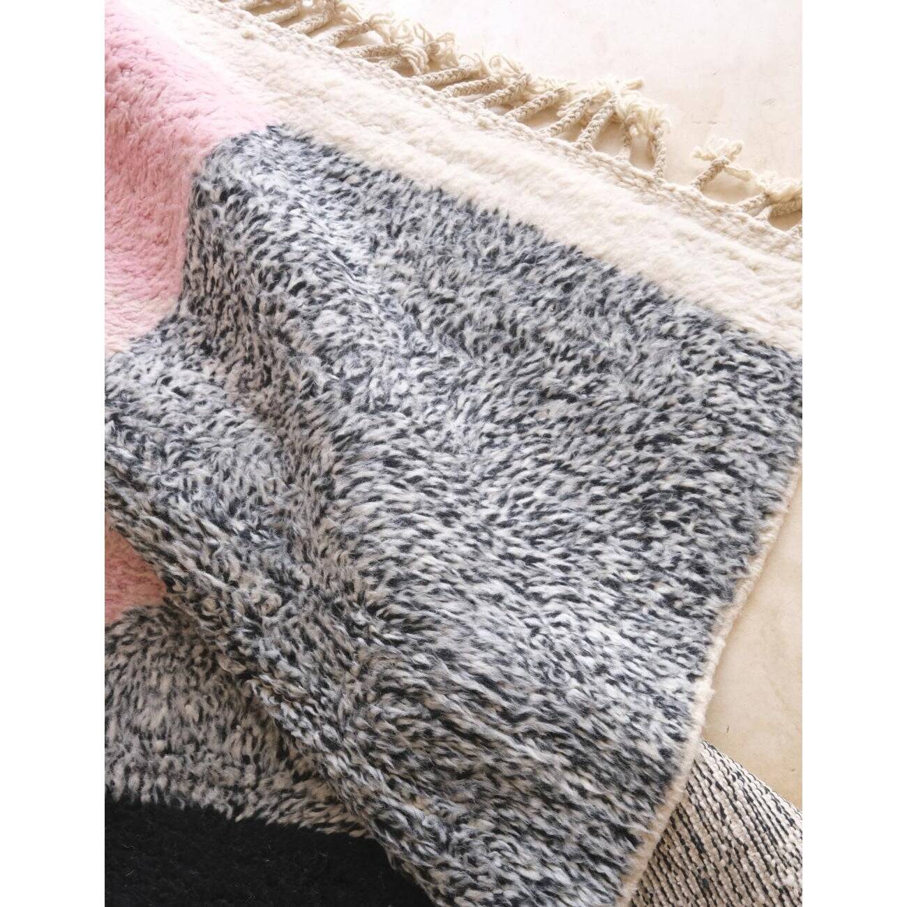 Traditional hand-woven Berber wool rug, size 150 x 250 cm